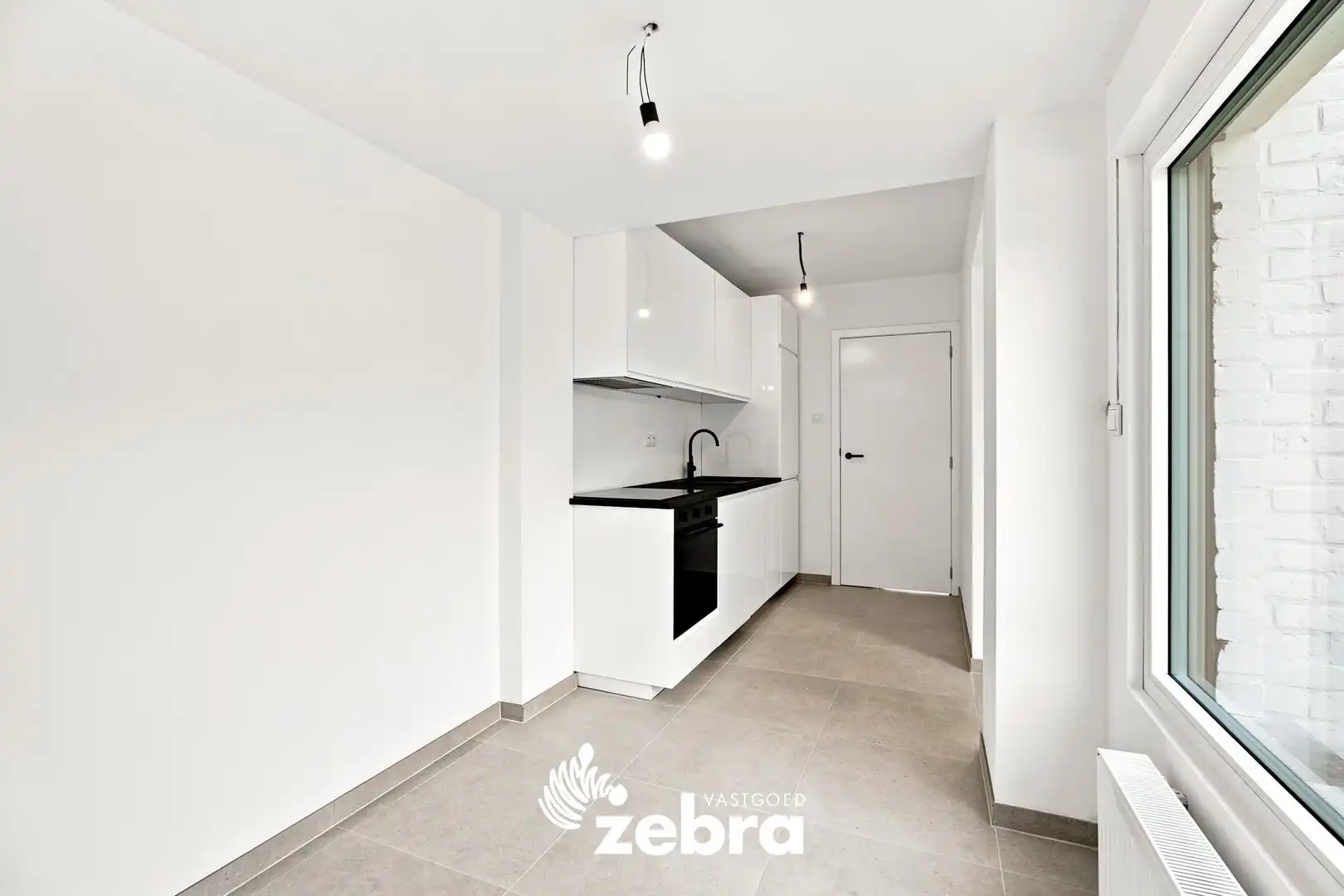 Gerenoveerde woning met uitweg op een rustige ligging in Izegem! foto 8