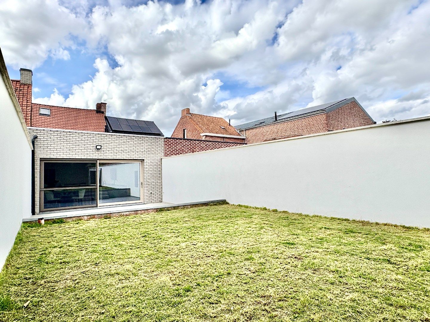 Compleet gerenoveerde woning met uitweg, 2 badks, ¾ slks en tuin. foto 3