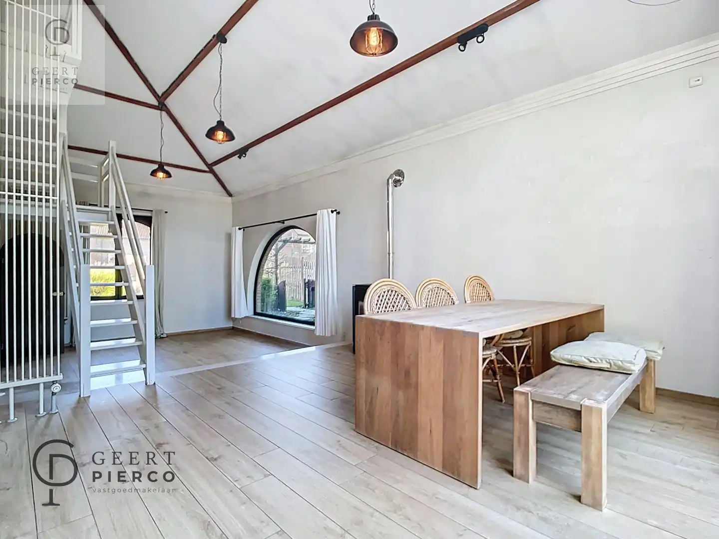 Ruime bungalow met drie slaapkamers en inpandige garage op een perceel van 10a37ca. foto 10