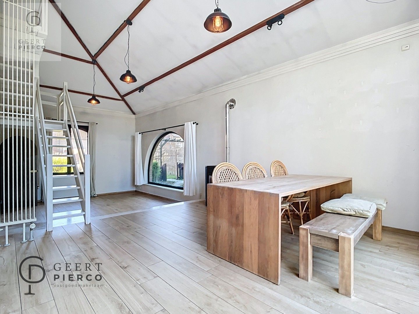 Ruime bungalow met drie slaapkamers en inpandige garage op een perceel van 10a37ca. foto 10