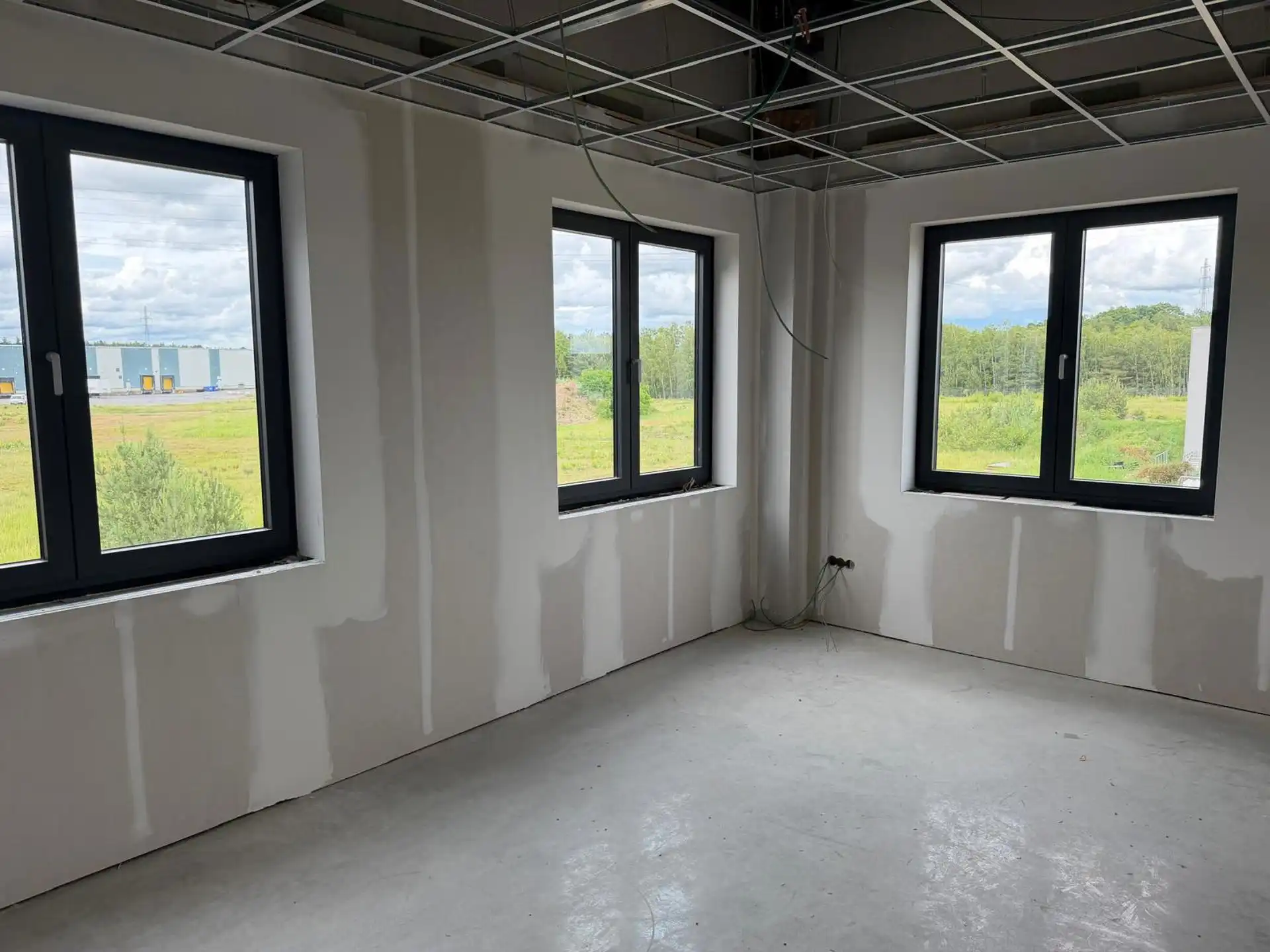 TE HUUR Dilsen-Stokkem – Nieuwbouw Bedrijfshal van 1.590m² foto 4