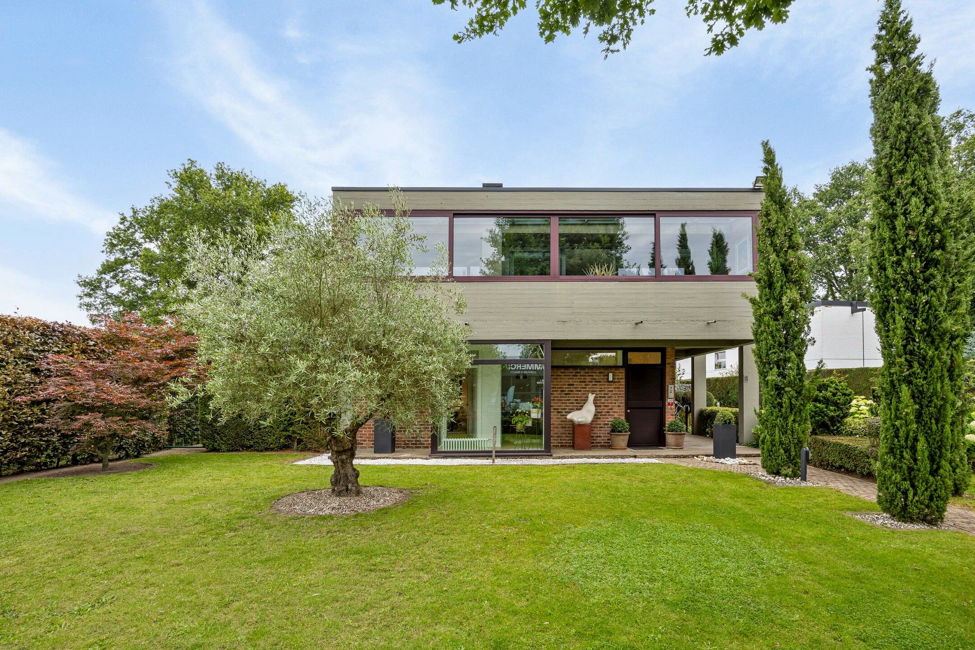 Hoofdfoto van de publicatie: UNIEKE, TIJDLOZE ARCHITECTURALE VILLA MET KANTOOR-/ PRAKTIJKRUIMTE OP TOPLOCATIE IN HASSELT