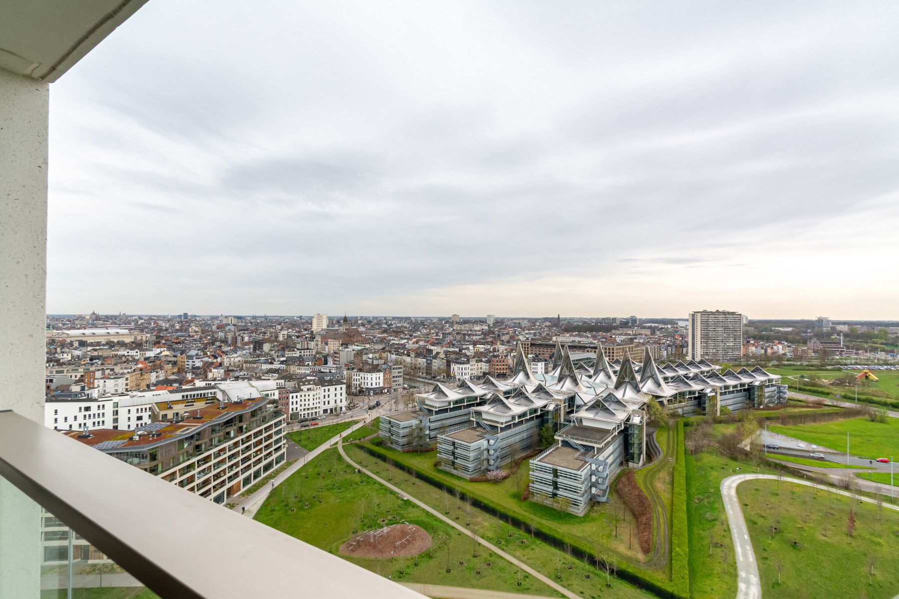 Lichtrijk 2 slpk app. met groot terras en zicht op park foto 5