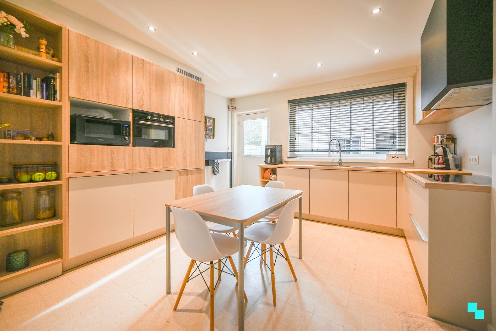 Ruime, gerenoveerde woning nabij centrum Oostrozebeke foto {{pictureIndex}}