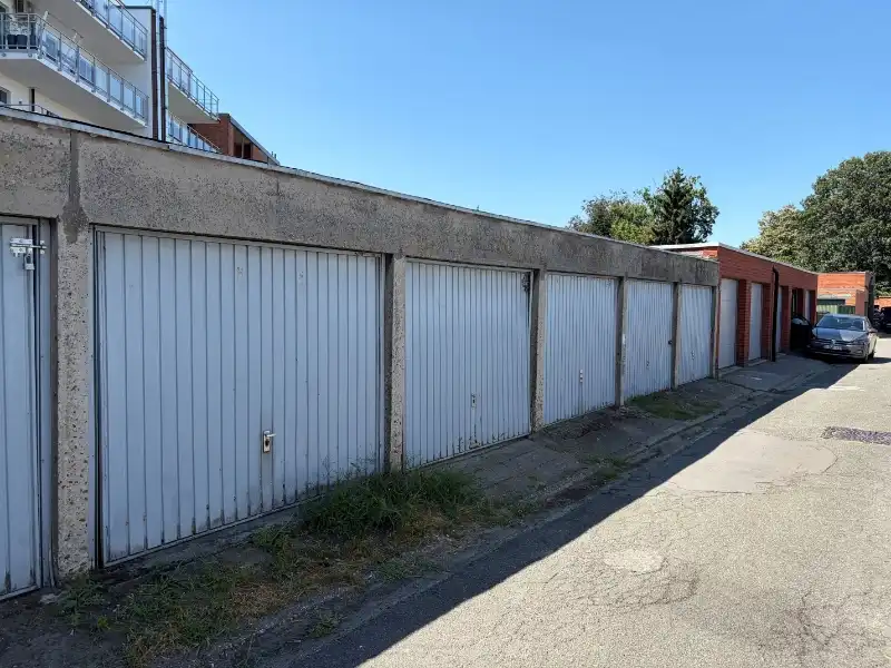Garage aan de stadsrand foto 2