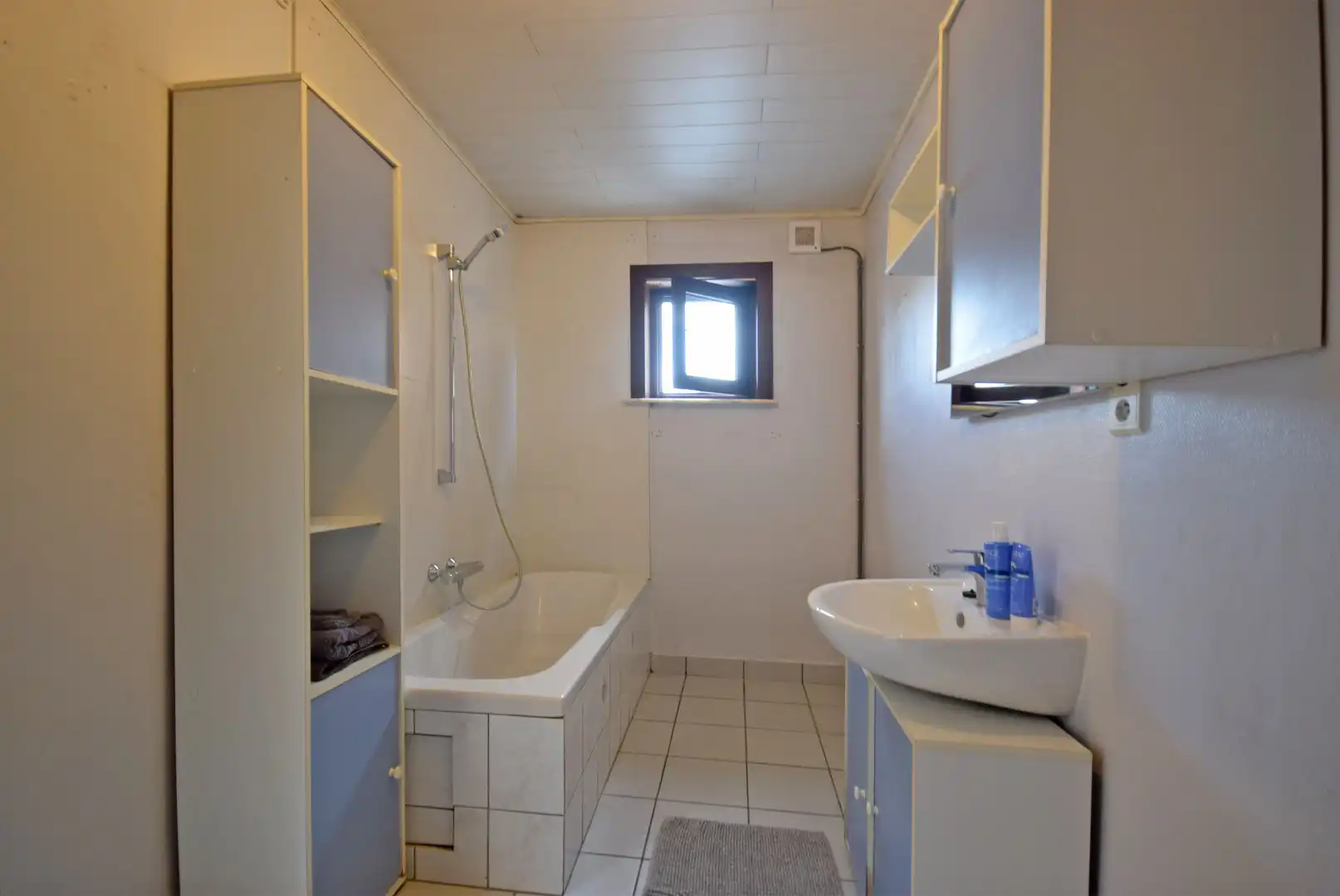 Instapklare rijwoning met ruime tuin en twee slaapkamers te Roeselare foto 9