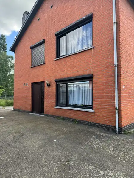 Halfopen gezinswoning met 3 slaapkamers en een grote tuin. foto 5