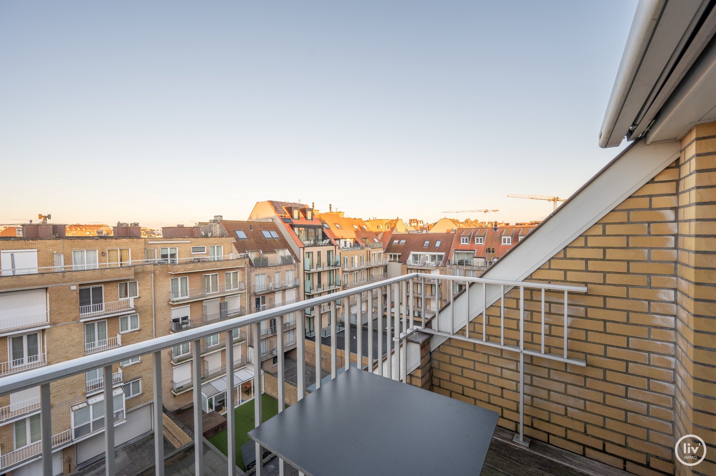 Aangenaam duplex appartement met ruime terrassen centraal gelegen op de Paul Parmentierlaan te Knokke. foto 16