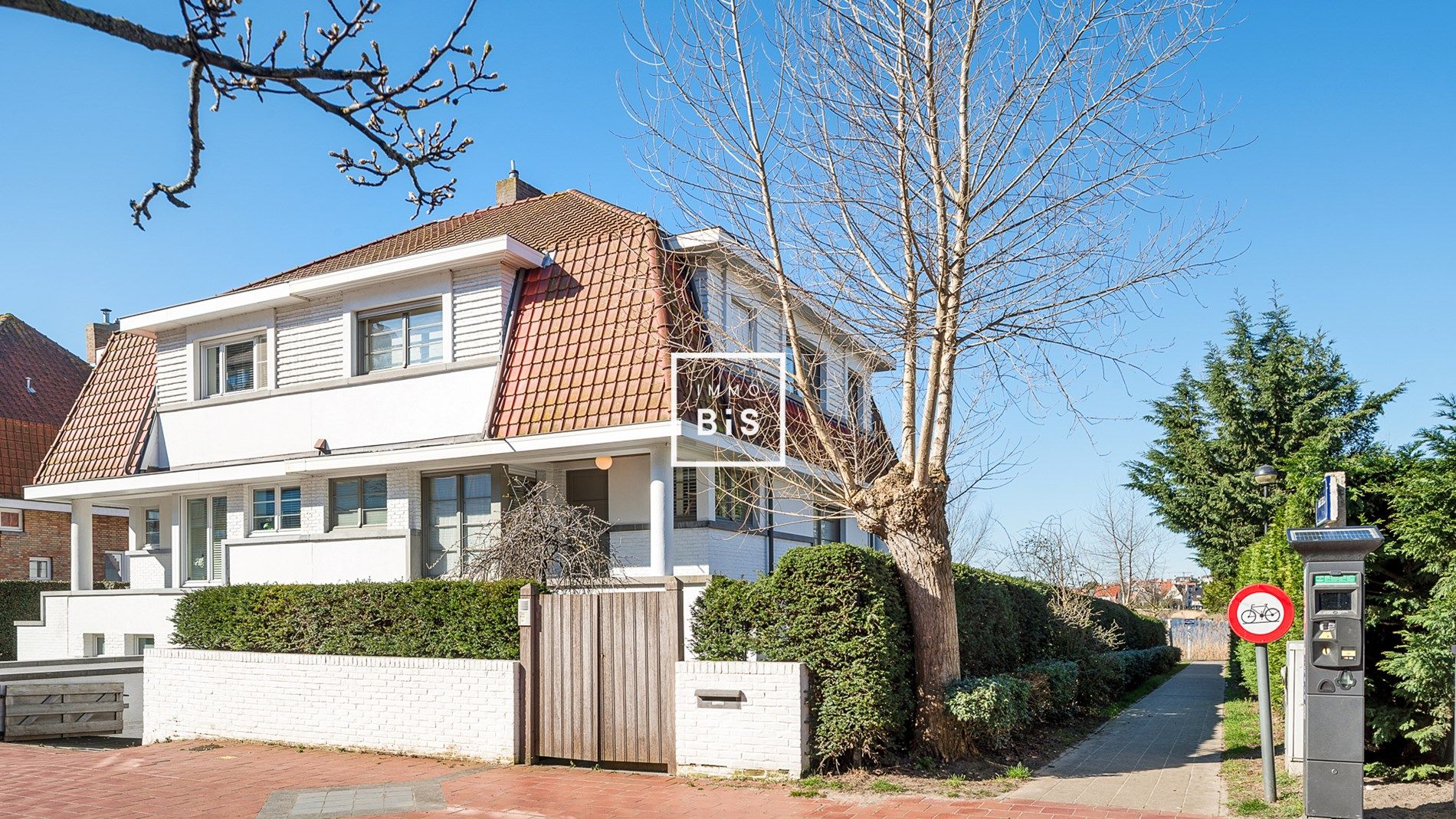 Parel van een villa rechtstreeks verbonden met het Zegemeer van Knokke  foto 2