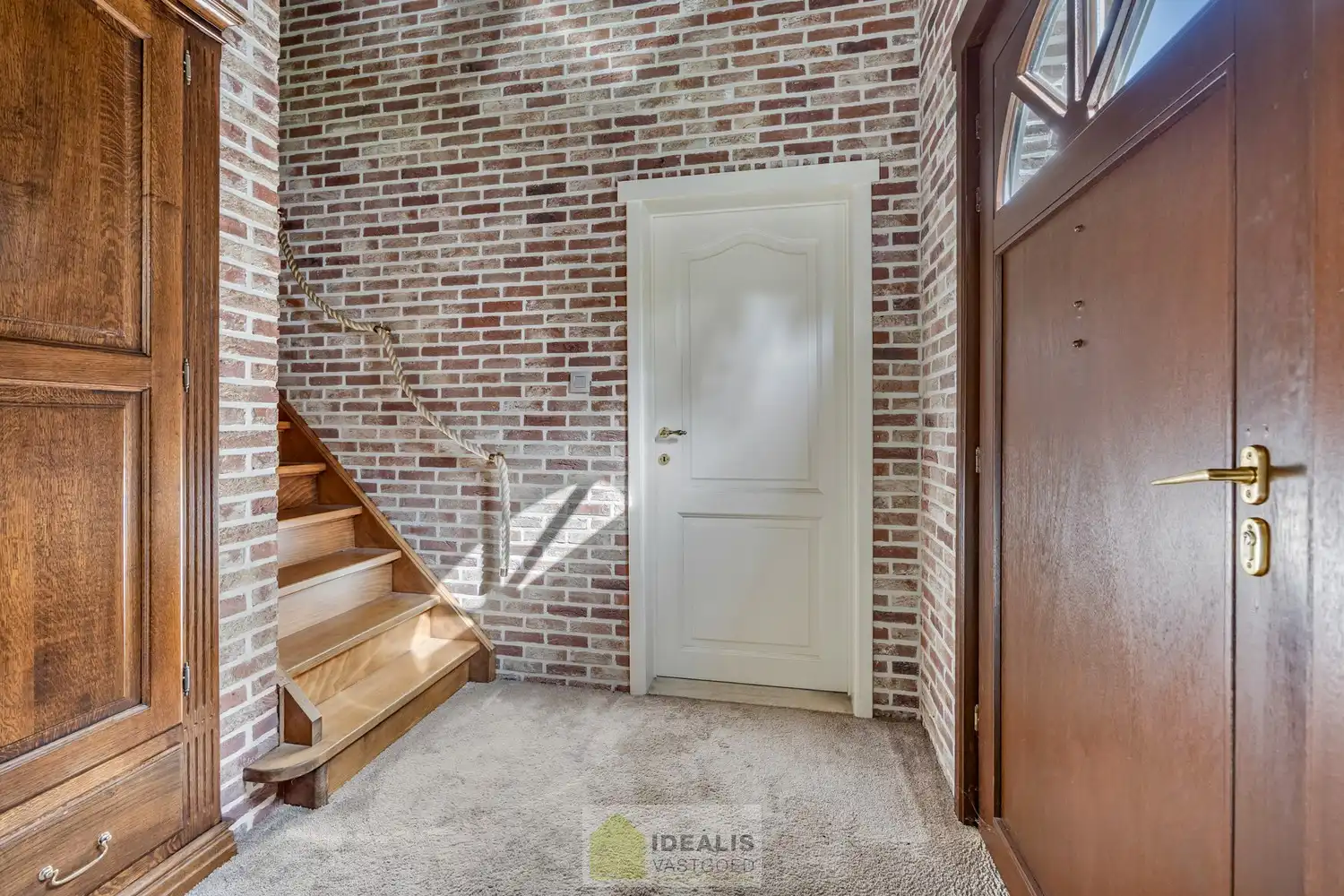 IDEALIS VASTGOED – INSTAPKLARE EENGEZINSWONING MET 4 SLAAPKAMERS EN EEN BEWOONBARE OPPERVLAKTE VAN +- 195M² OP EEN PERCEEL VAN +- 9A 20CA IN KLEINE-BROGEL (PEER). De woning is gelegen vlak bij de dorpskern van het gezellige kleine-Brogel en op enkele minuten verwijderd van de centra van Peer, Kaulille, Bocholt en Pelt. Ideaal voor zij die op zoek zijn naar een ruime instapklare woning met 4 slaapkamers!! foto 5