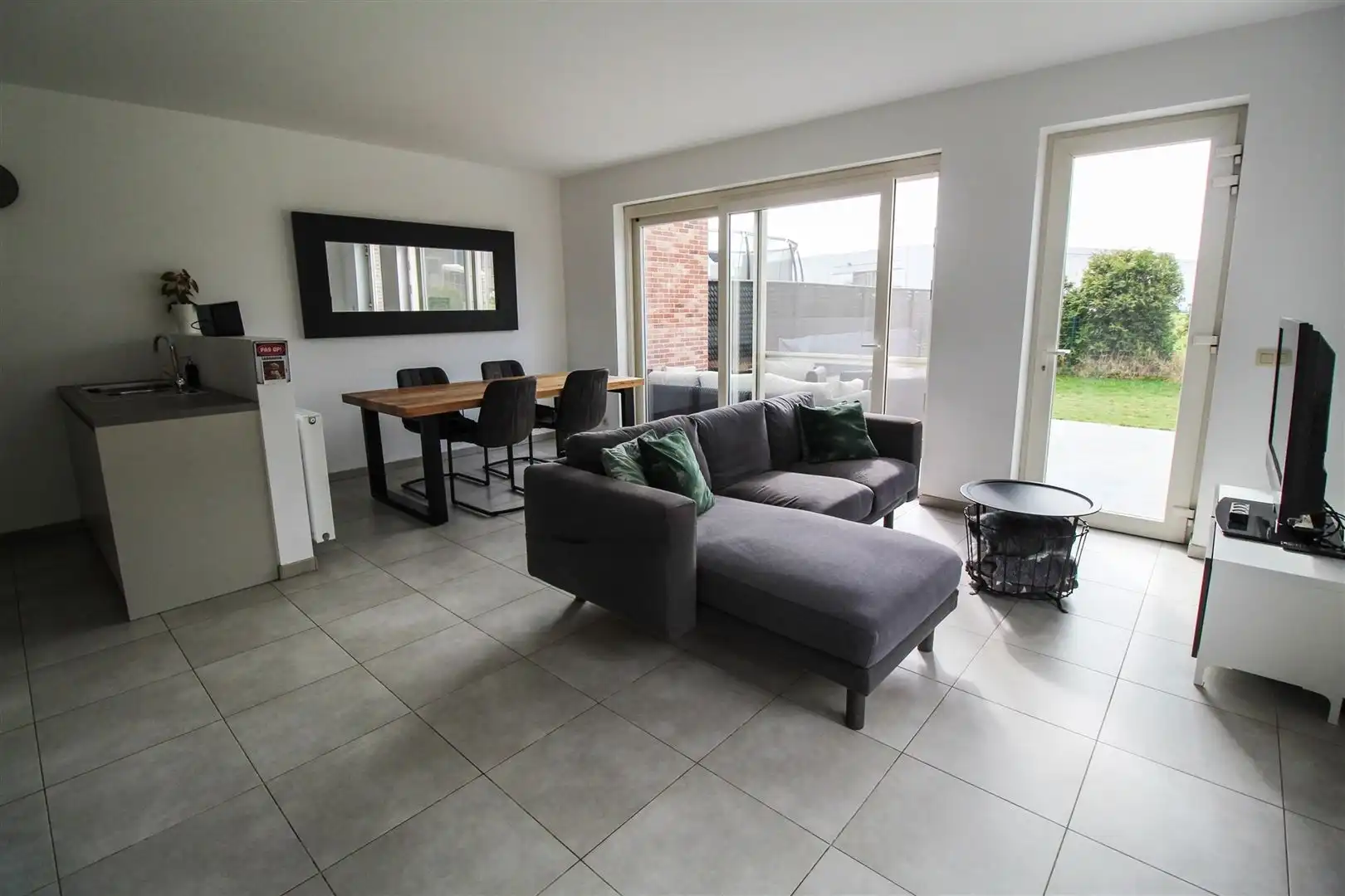 Nieuwbouw halfopen bebouwing met zonnige tuin foto 2