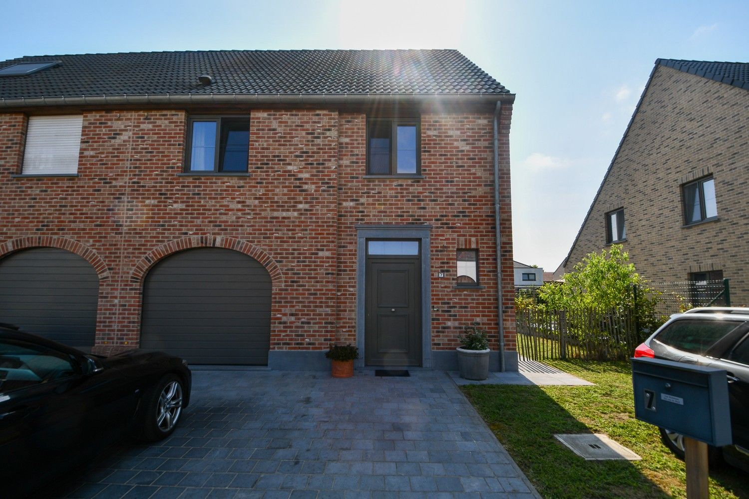 Prachtige recente halfopen bebouwing in een aangename verkaveling! foto {{pictureIndex}}