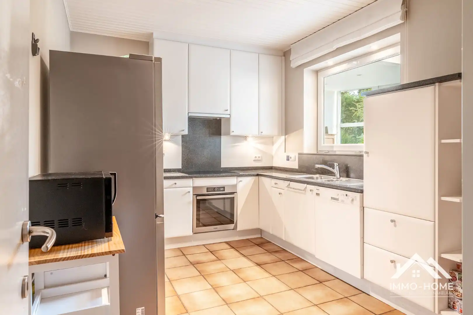 Charmante instapklare halfopen woning met ruime oprit! foto 6