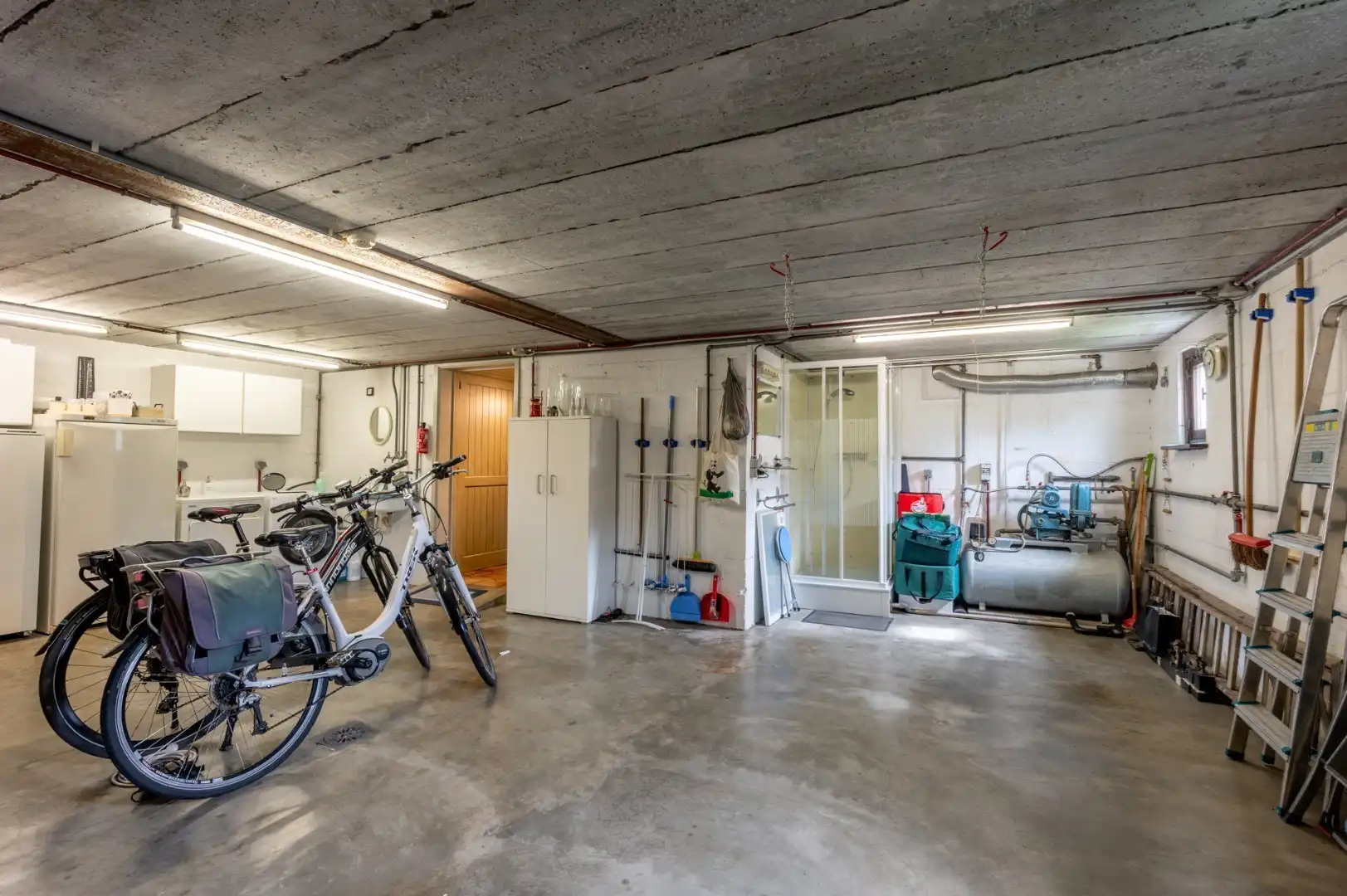 Villa met 3 kamers, 20 zonnepanelen en een dubbele garage op 800 m² foto 17