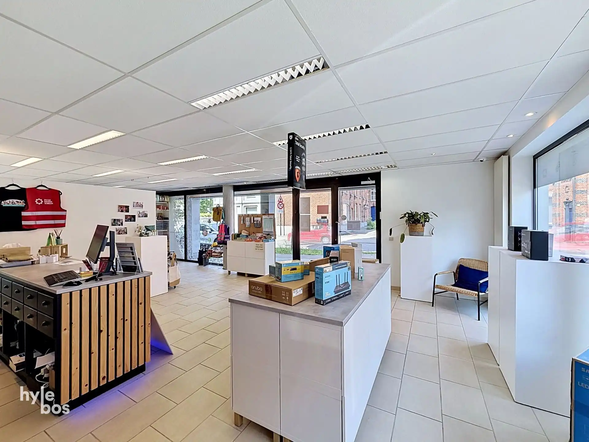 Winkelruimte in commercieel centrum van Belsele foto 5