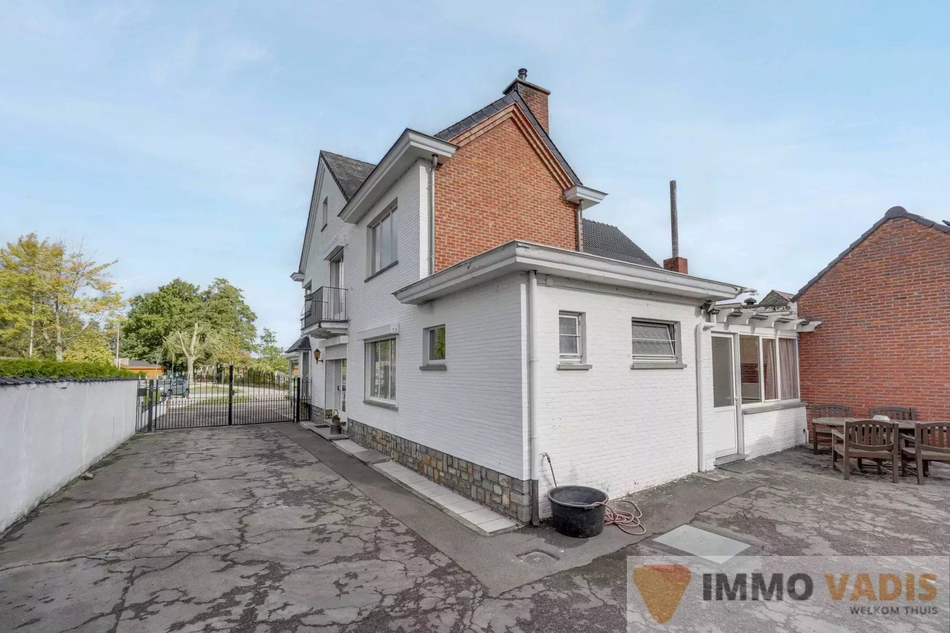 Ruime halfopen bebouwing op rustige locatie foto 23