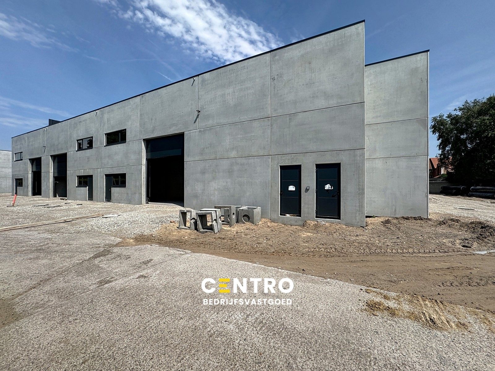 Nieuwbouw KMO-unit (267m2) nabij N9 te Eeklo! foto {{pictureIndex}}
