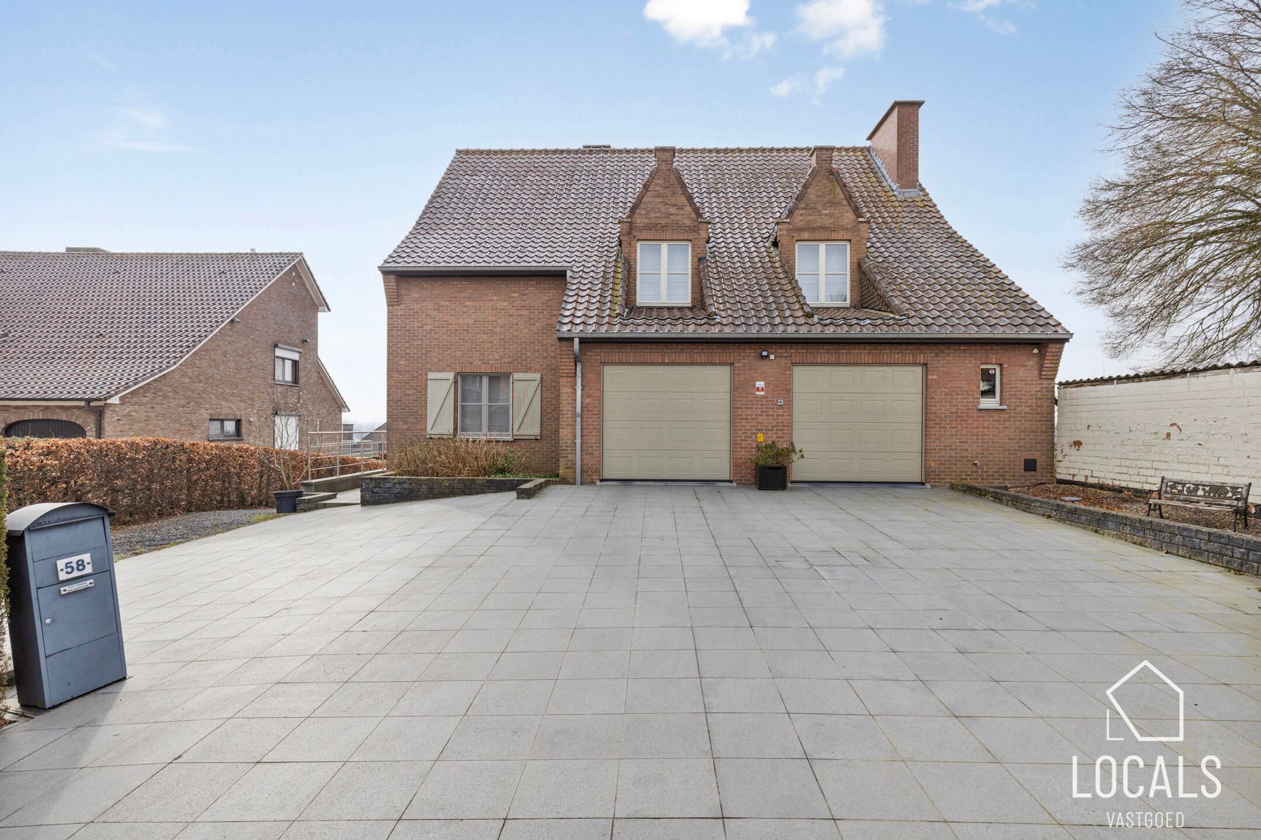 Ruime woning met 5 kamers, 2 garages en prachtig uitzicht foto {{pictureIndex}}