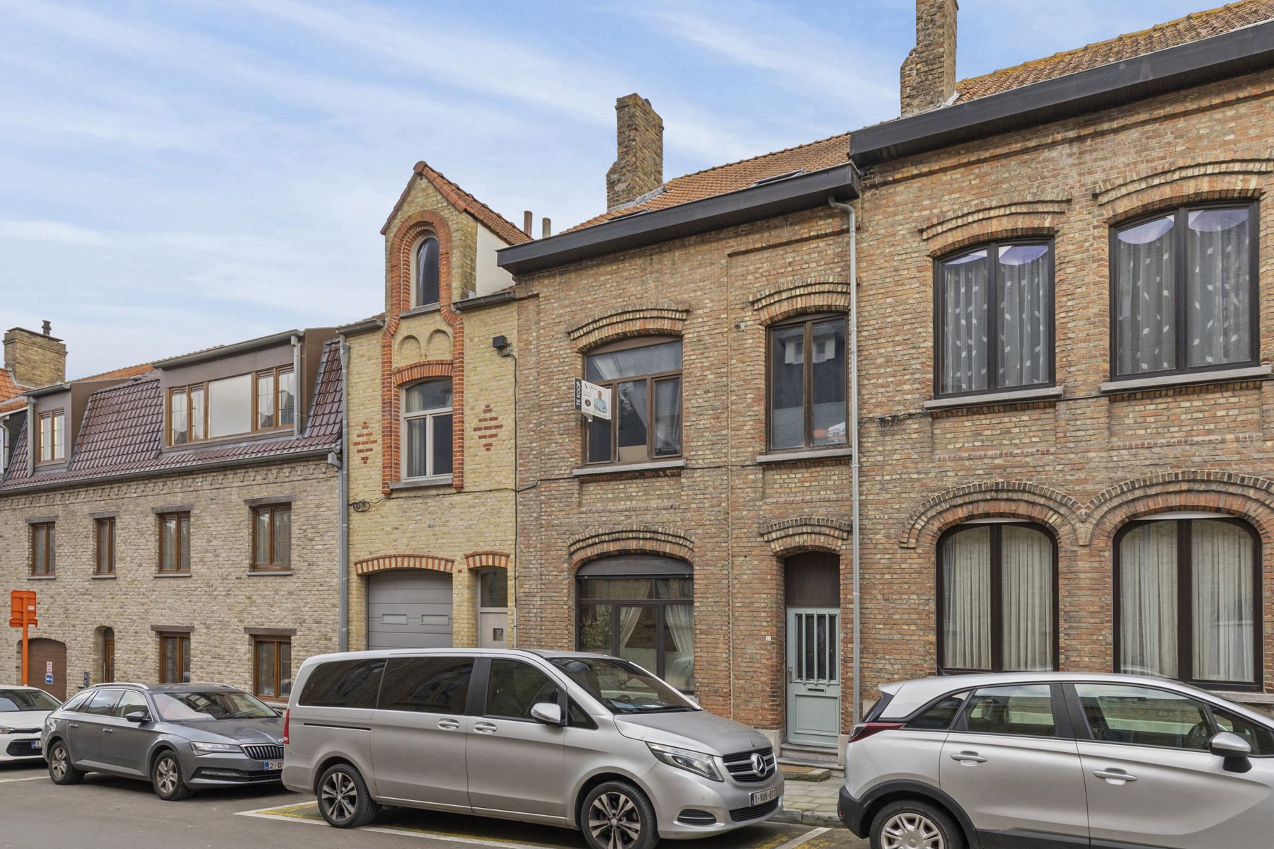 Ruime woning met 5 slaapkamers en veel potentieel in hartje Nieuwpoort foto {{pictureIndex}}