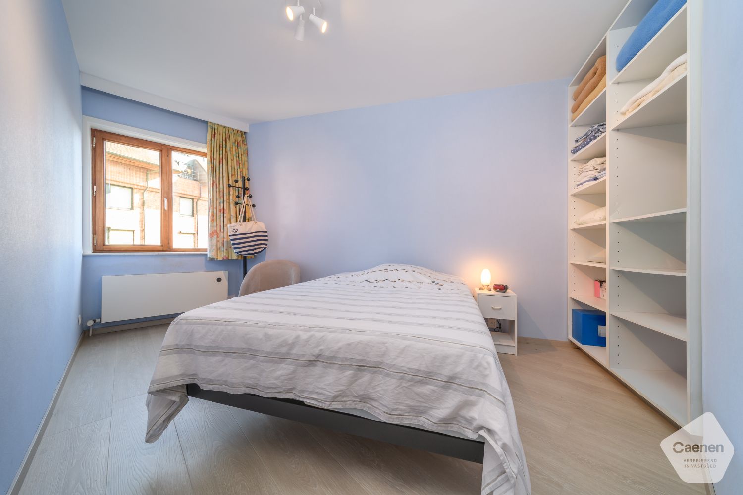 Recent gerenoveerde studio met aparte slaapkamer en terras in hartje De Panne foto 5