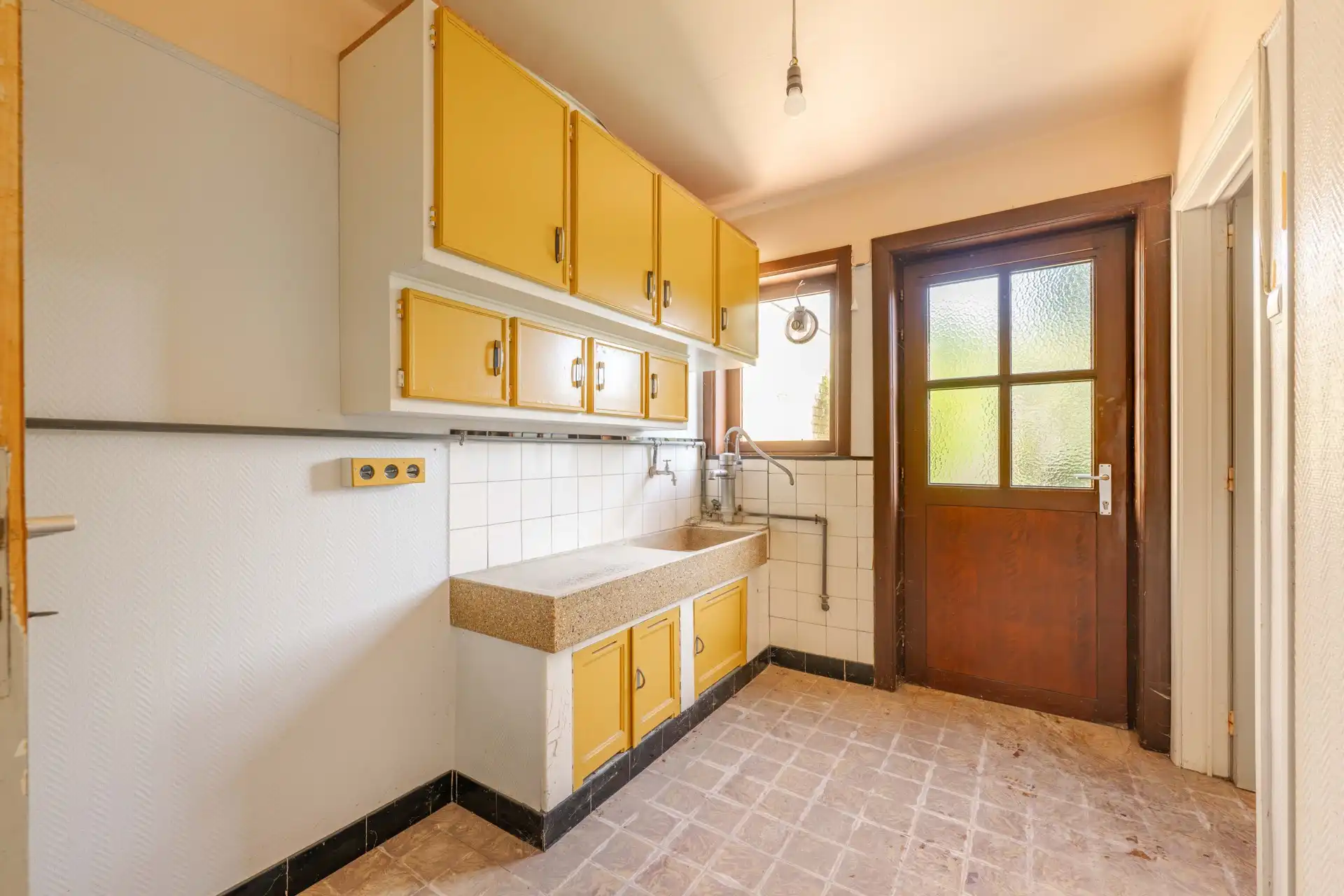 Kloeke woning met 3 slaapkamers en tuin/ bouwgrond TE KOOP in Meulebeke! foto 7