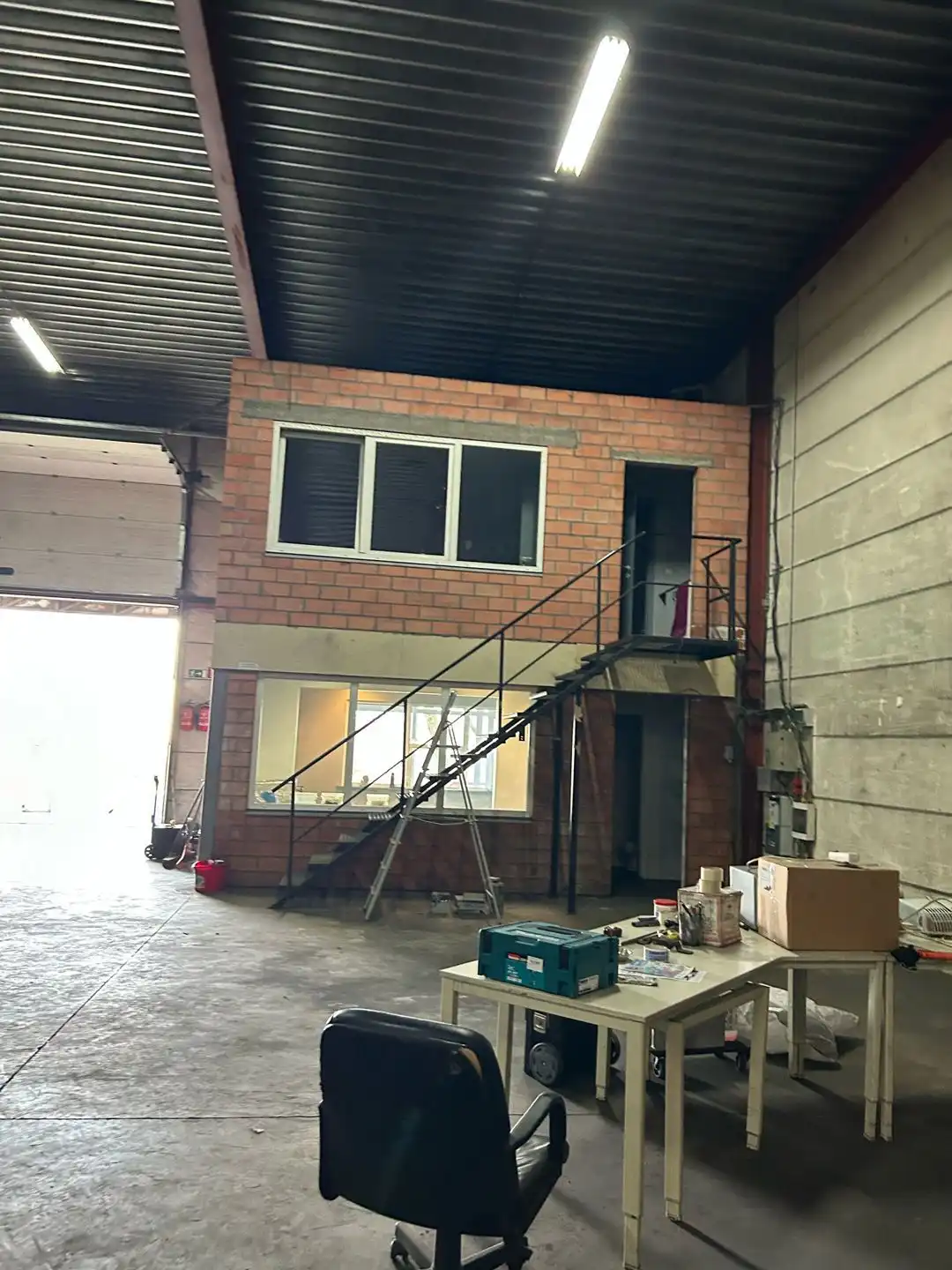Magazijn 1.110m² met kantoor in de Transportzone Meer nabij de E19. foto 6