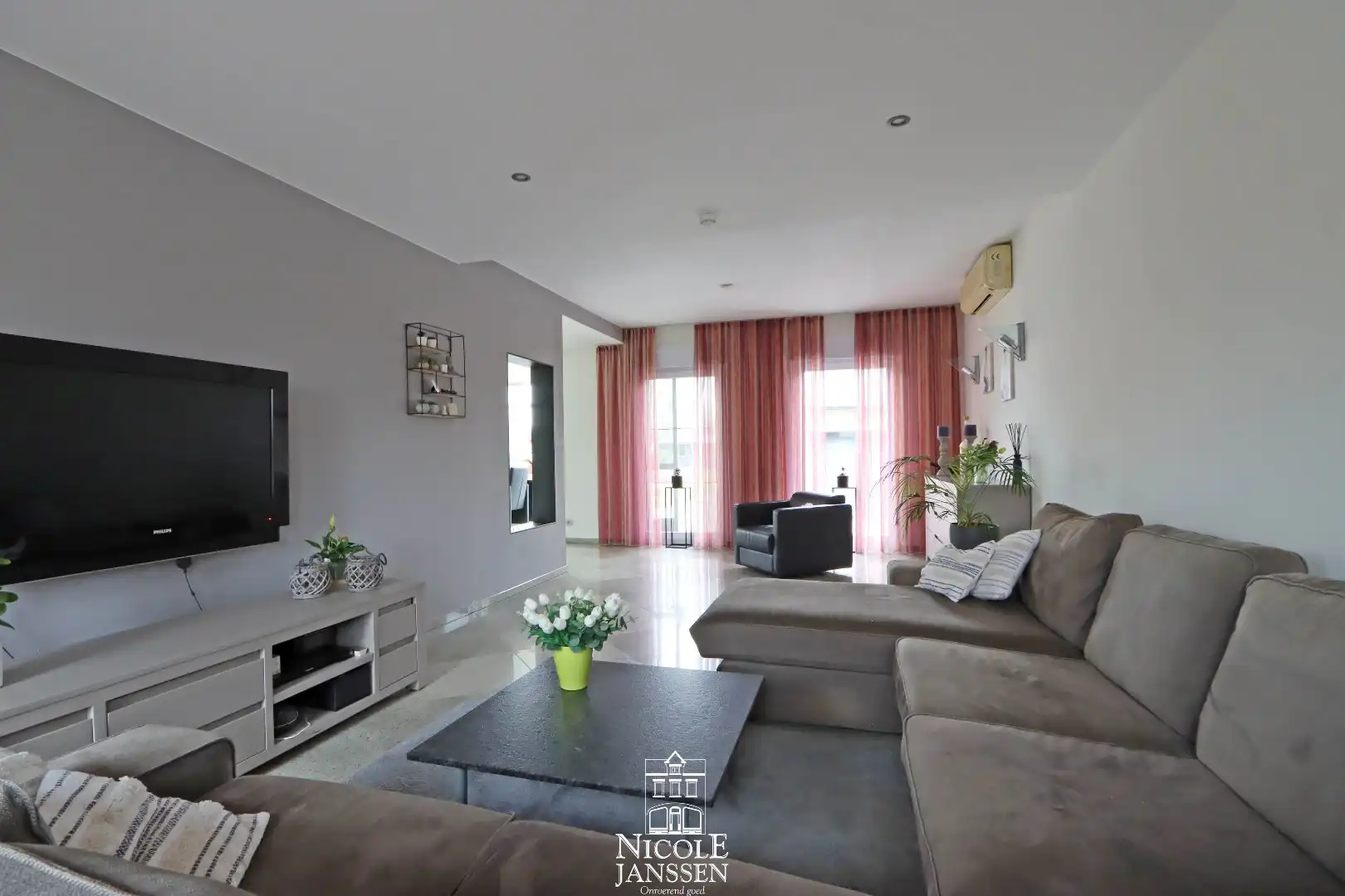 Vrijstaande ruime woning met dubbele garage en grote tuin met zwembad foto 7