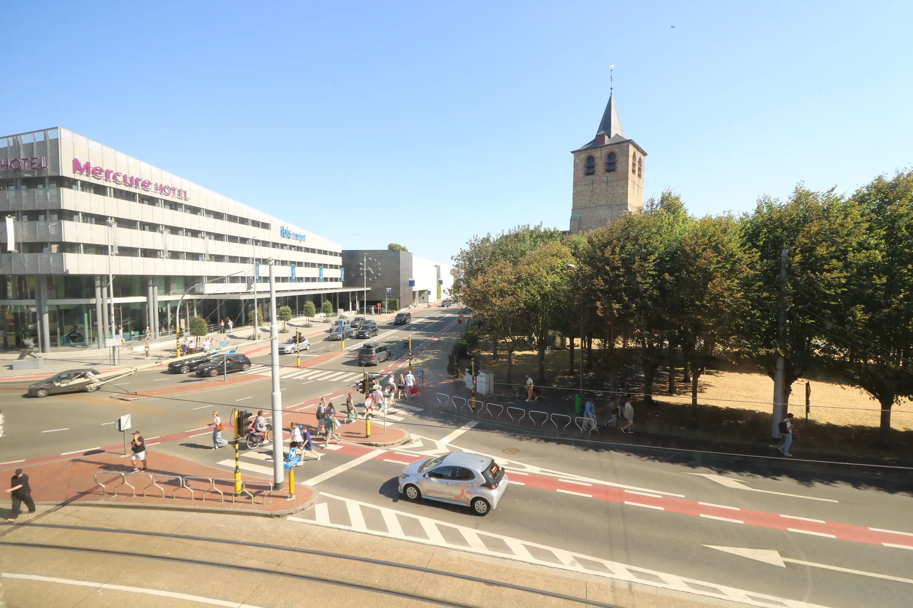 Ruim appartement (102 m²) met 2 slaapkamers en uitzicht op het stationsplein van Blankenberge. foto 10