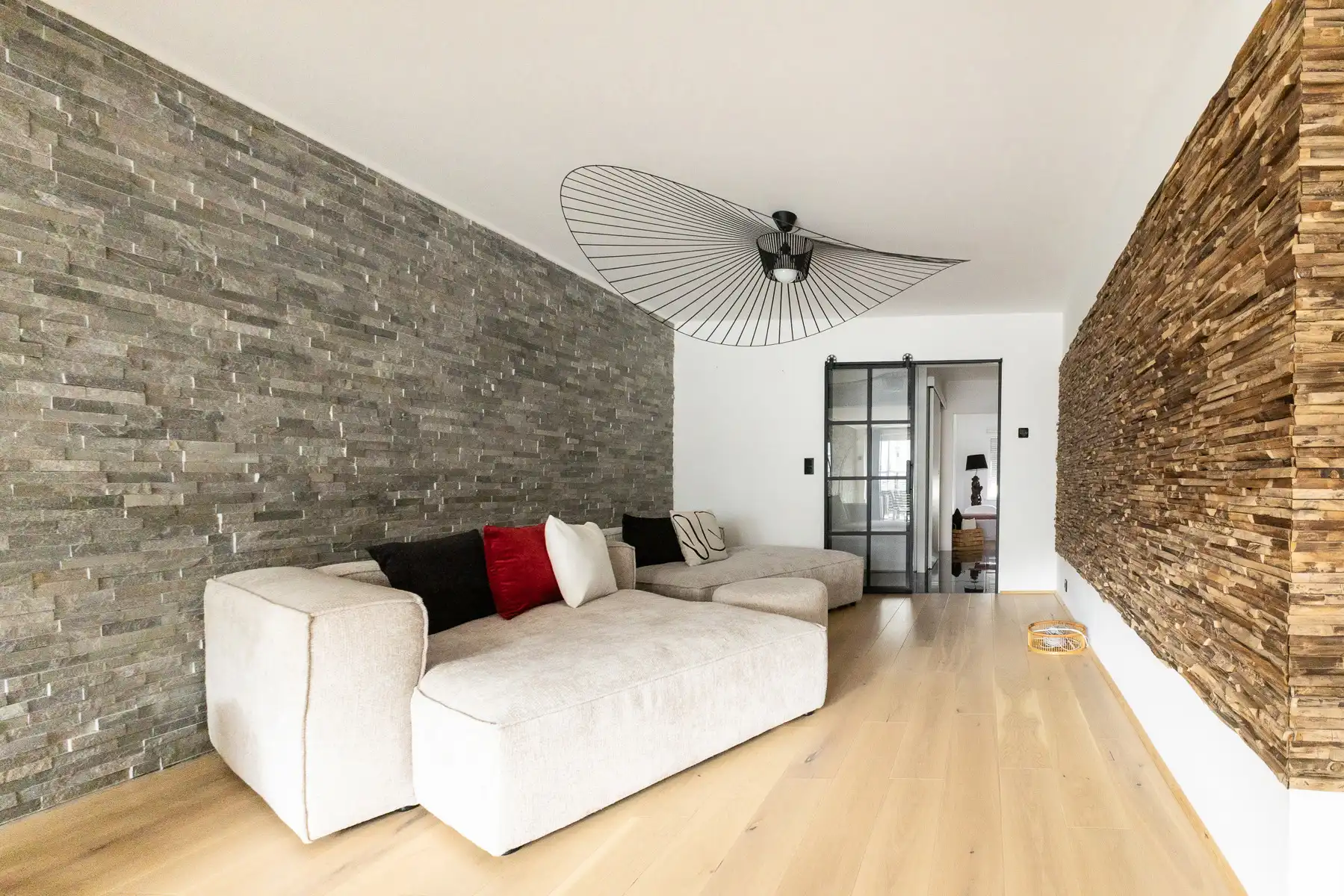 Lichtrijk appartement met hoogwaardige afwerking foto {{pictureIndex}}