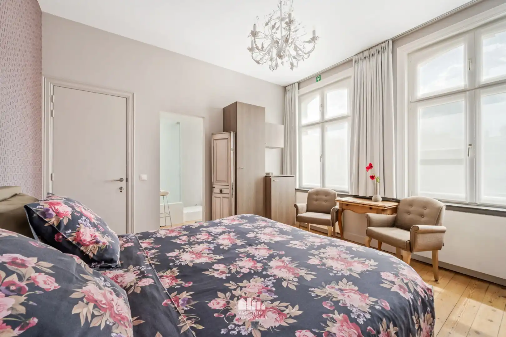 Exclusief en karaktervol herenhuis met 6 slaapkamers, inpandige garage en zonnige stadstuin in hartje Ieper foto 21