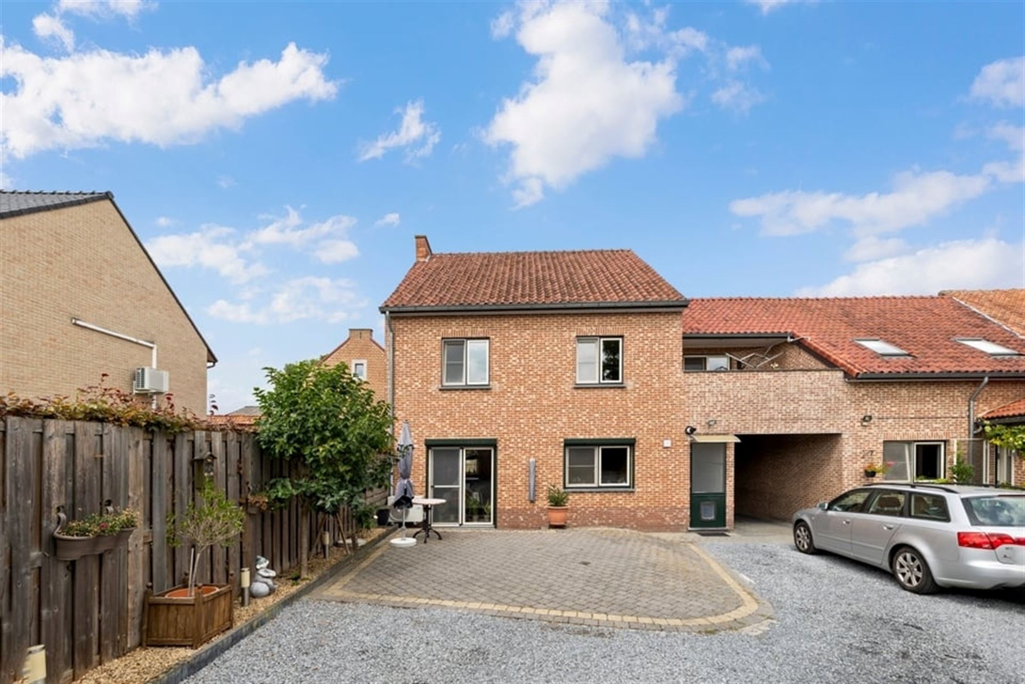 VERRASSEND RUIME GEZINSWONING MET GARAGE IN HEERS  foto 32