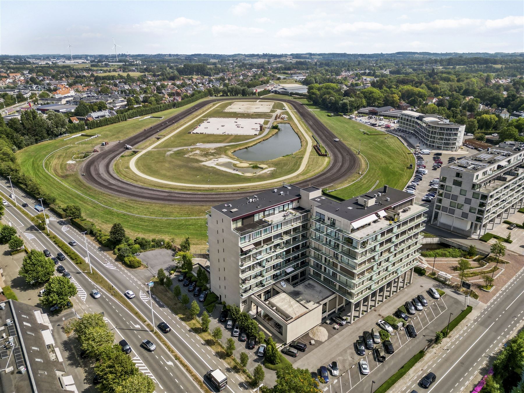 Gerenoveerd ,instapklaar appartement met garage foto 2
