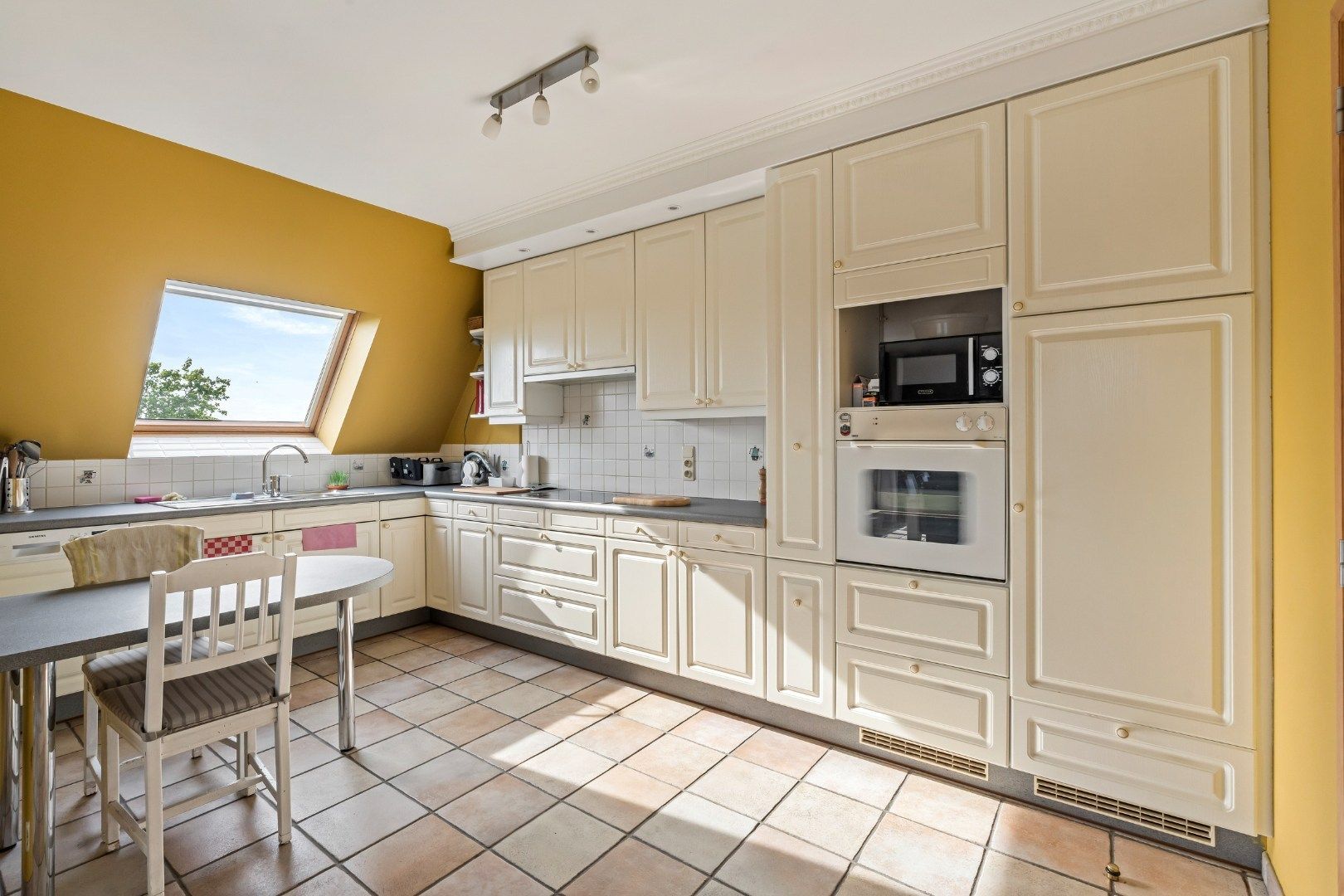 Dakappartement met 2 slaapkamers, 2 terrassen en lift in het centrum van Ieper foto 5