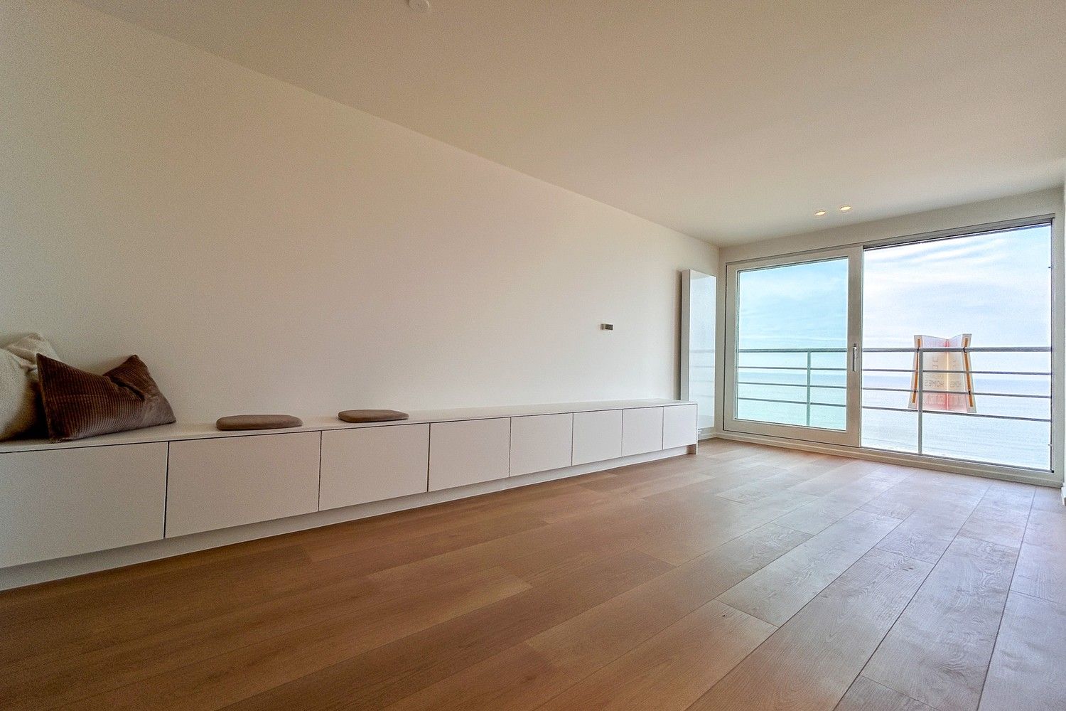 Prachtig gerenoveerd 2- slaapkamer appartement met frontaal zeezicht. foto 2