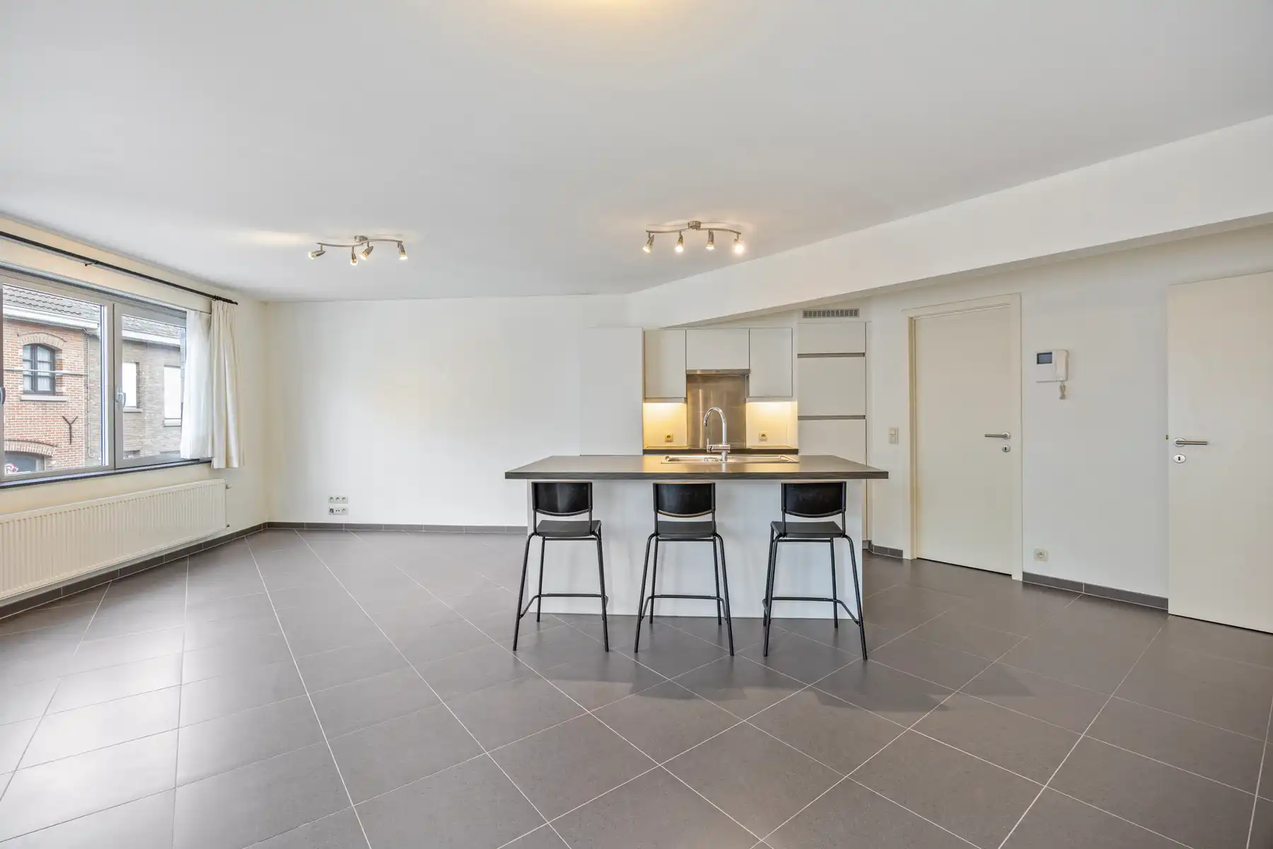 Instapklaar appartement met 2 kamers, staanplaats en terras foto 5