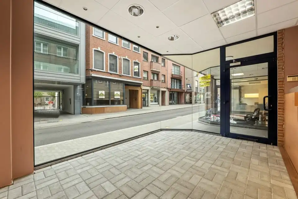 RUIM HANDELSPAND TE HUUR IN HET CENTRUM VAN SINT-TRUIDEN foto 12