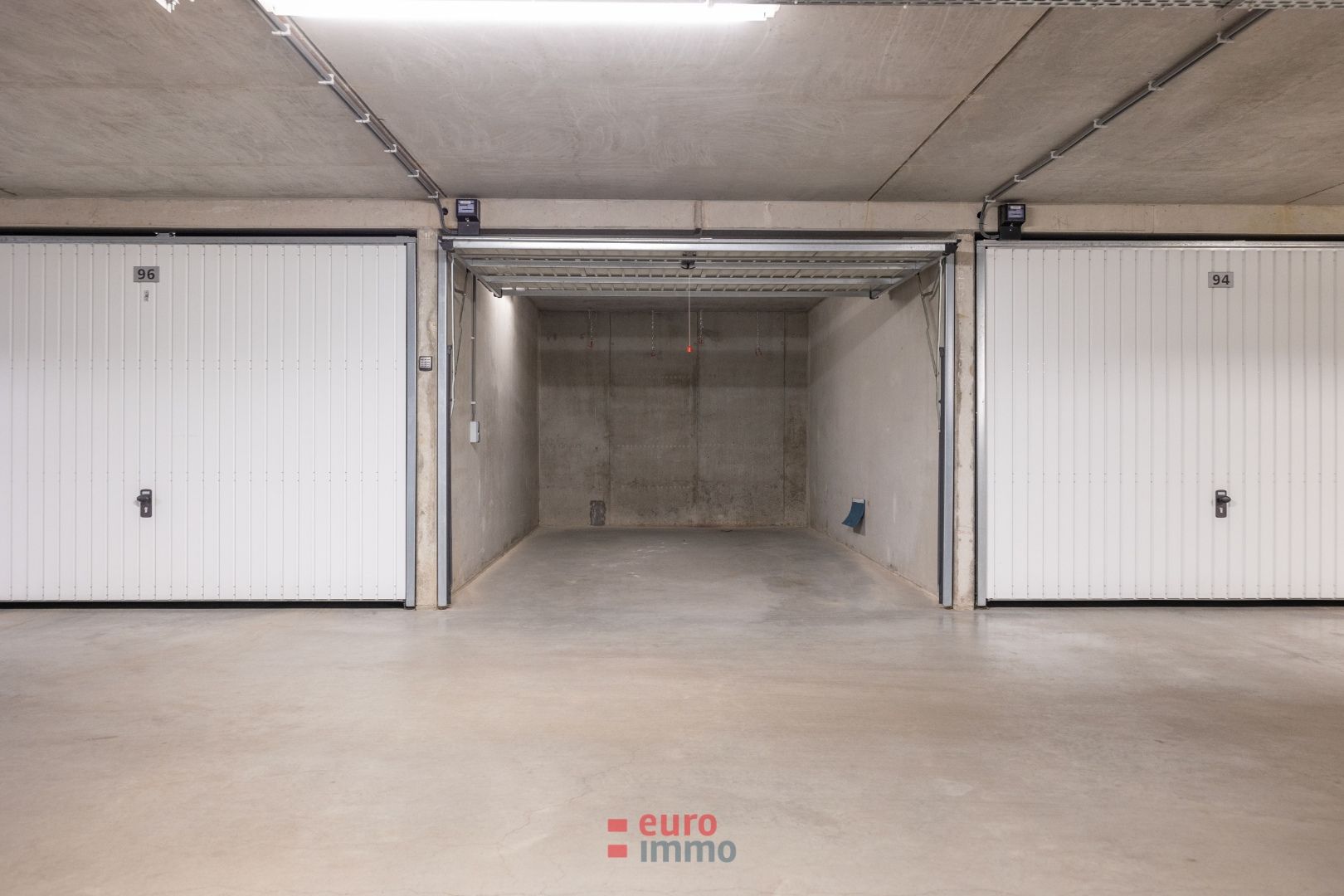 Goed gelegen en zéér vlot inrijdbare garagebox! foto 4