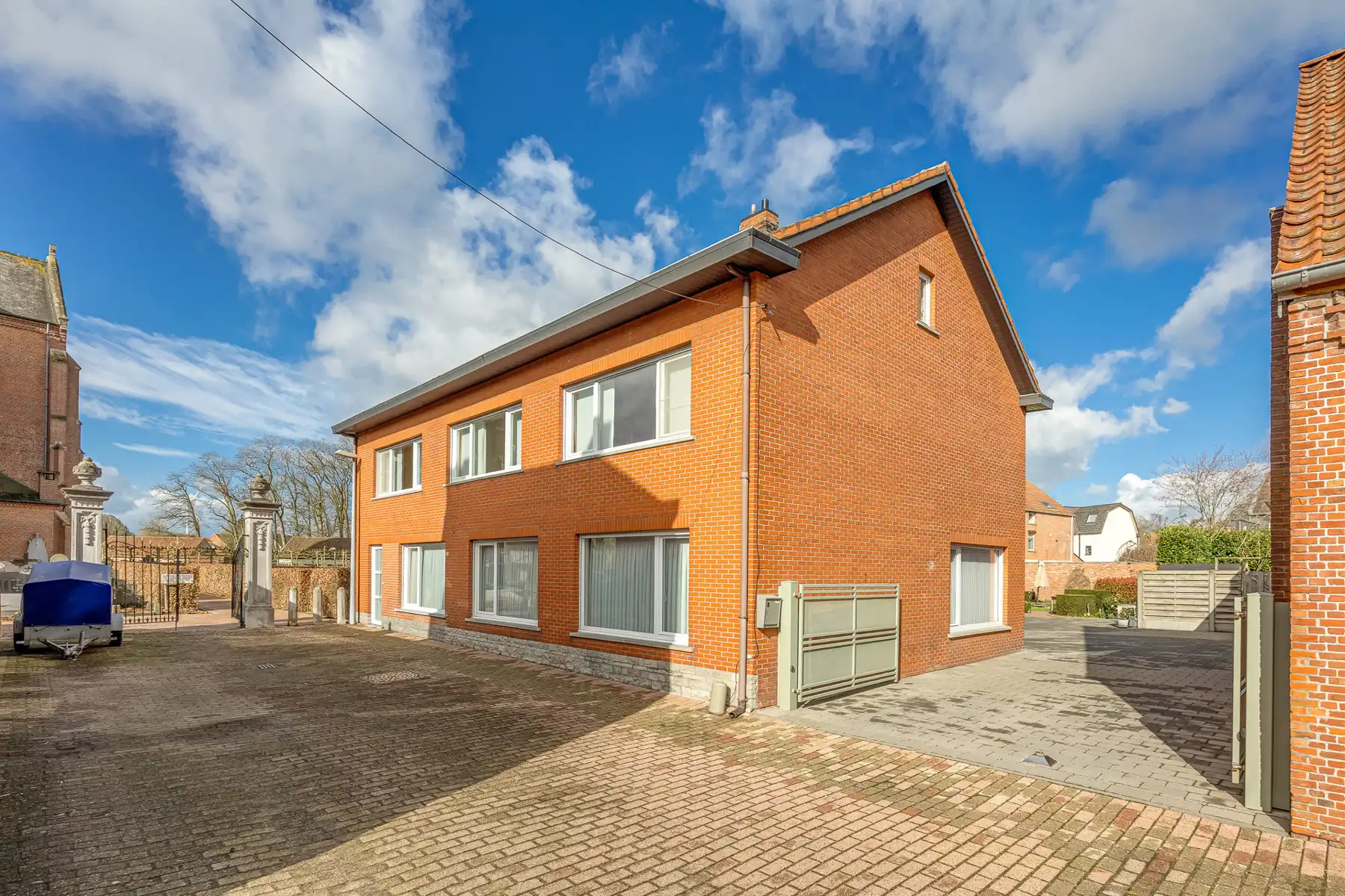 Ruime gezinswoning met 5 slaapkamers op een perceel van 638m². foto {{pictureIndex}}