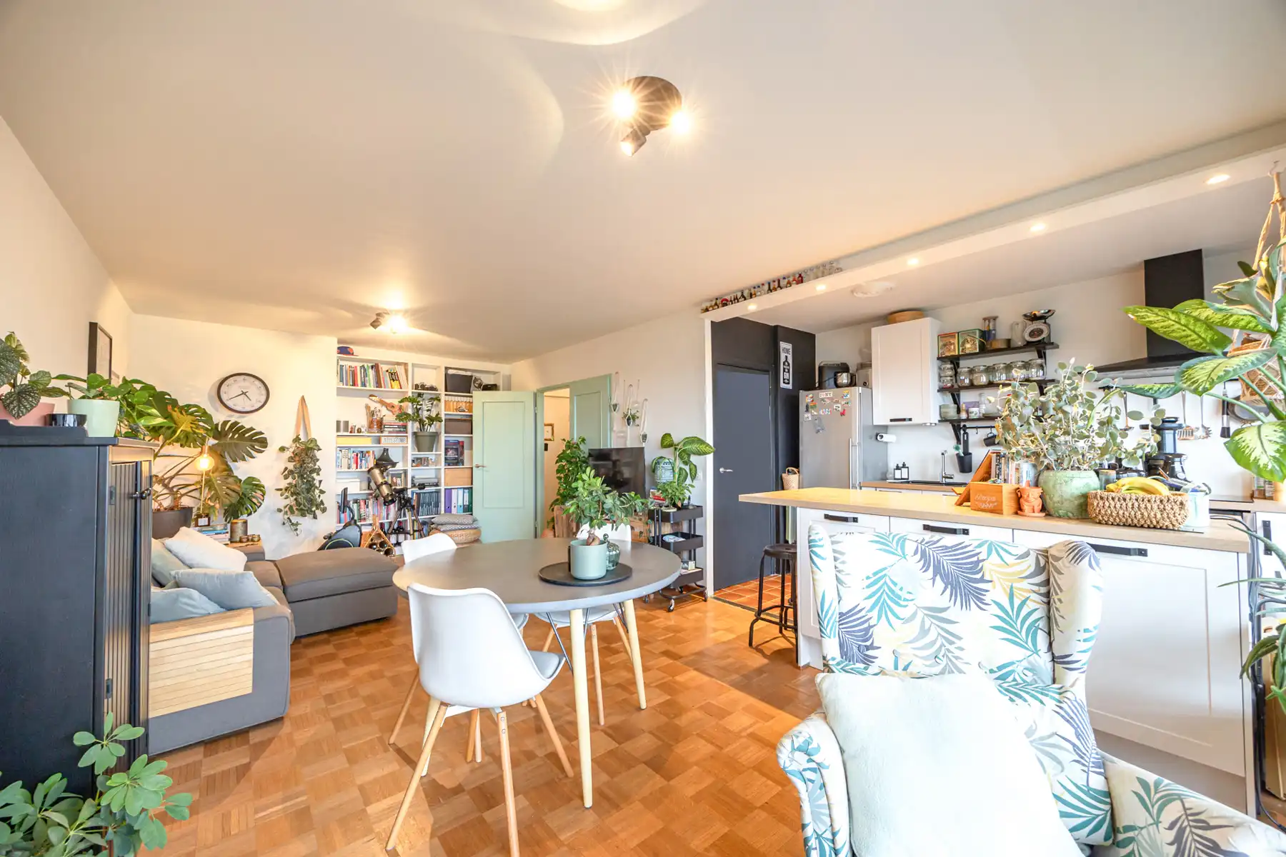 Gezellig 2-slaapkamerappartement op topligging met parking! foto 2