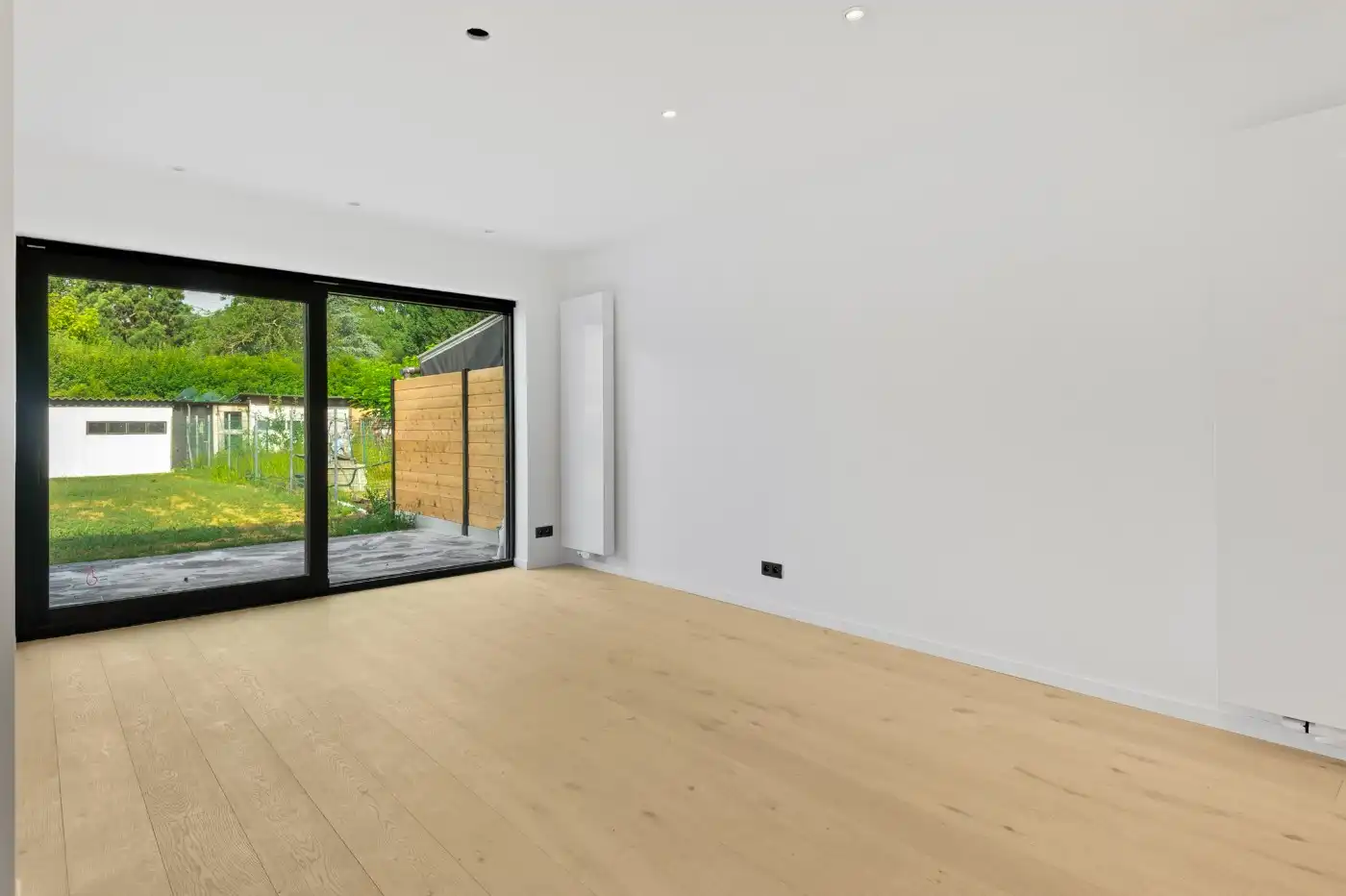 Instapklare, gerenoveerde laagbouwwoning met 2 slpk. en tuin foto 2