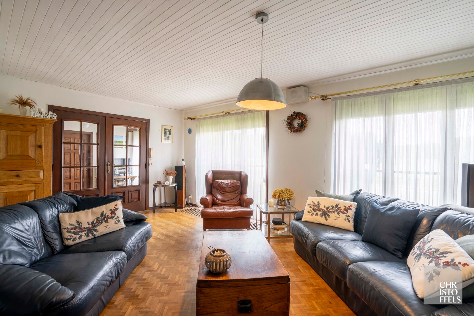 Op te frissen laagbouwvilla op een perceel van 1.257m² in het groen!  foto 3