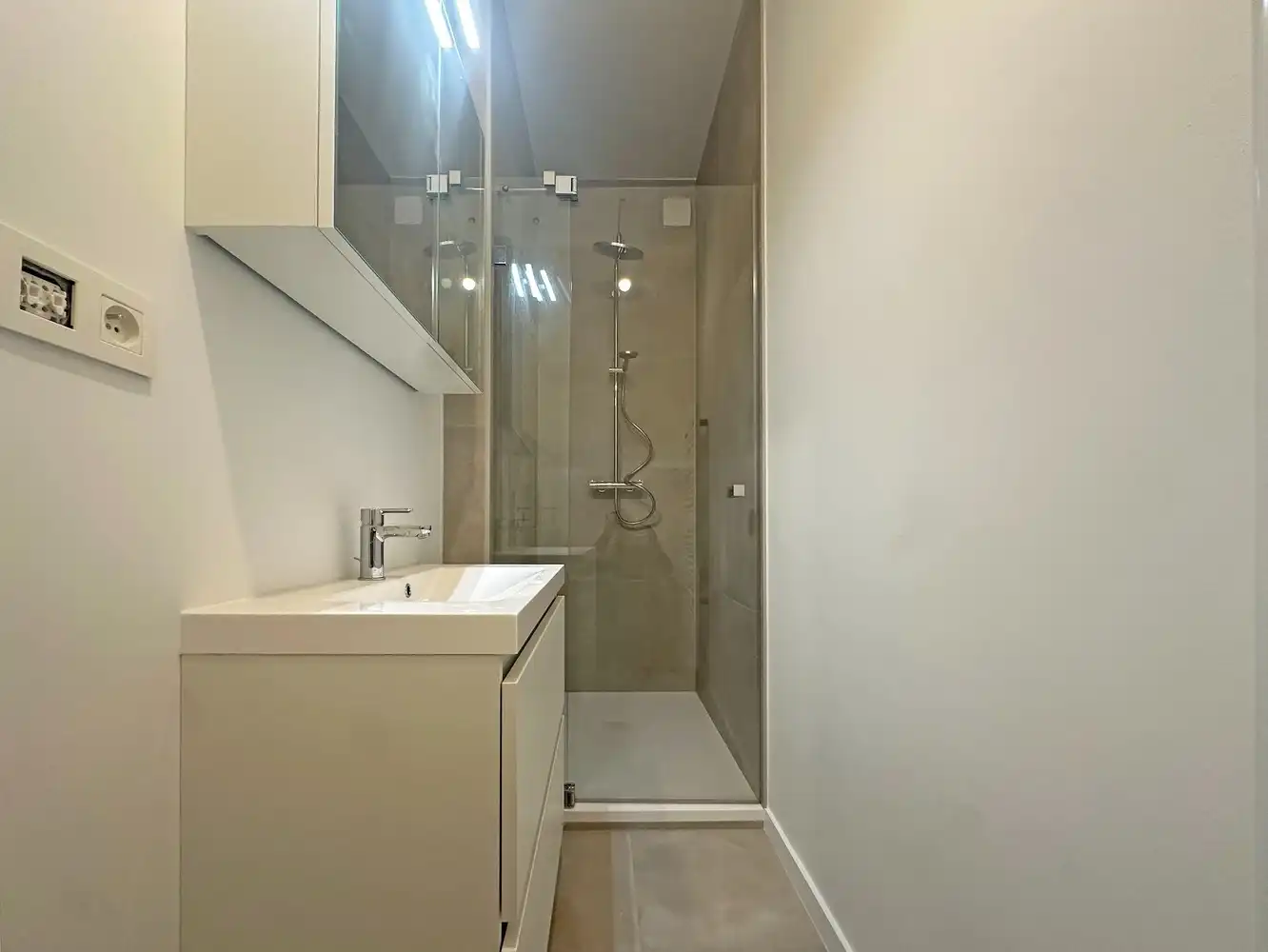 Volledig gerenoveerd appartement met twee slaapkamers op de grens van Borgerhout en Berchem! foto 5