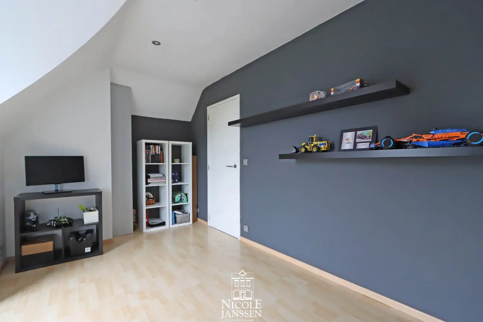 Vrijstaande ruime woning met dubbele garage en grote tuin met zwembad foto 23