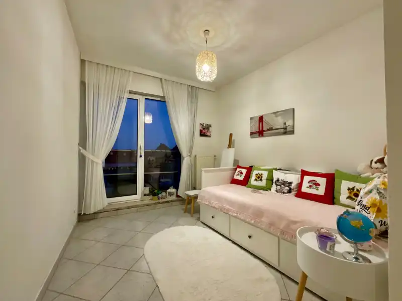 Opbrengsteigendom met handelspand en 2 appartementen met 2 slaapkamers foto 18