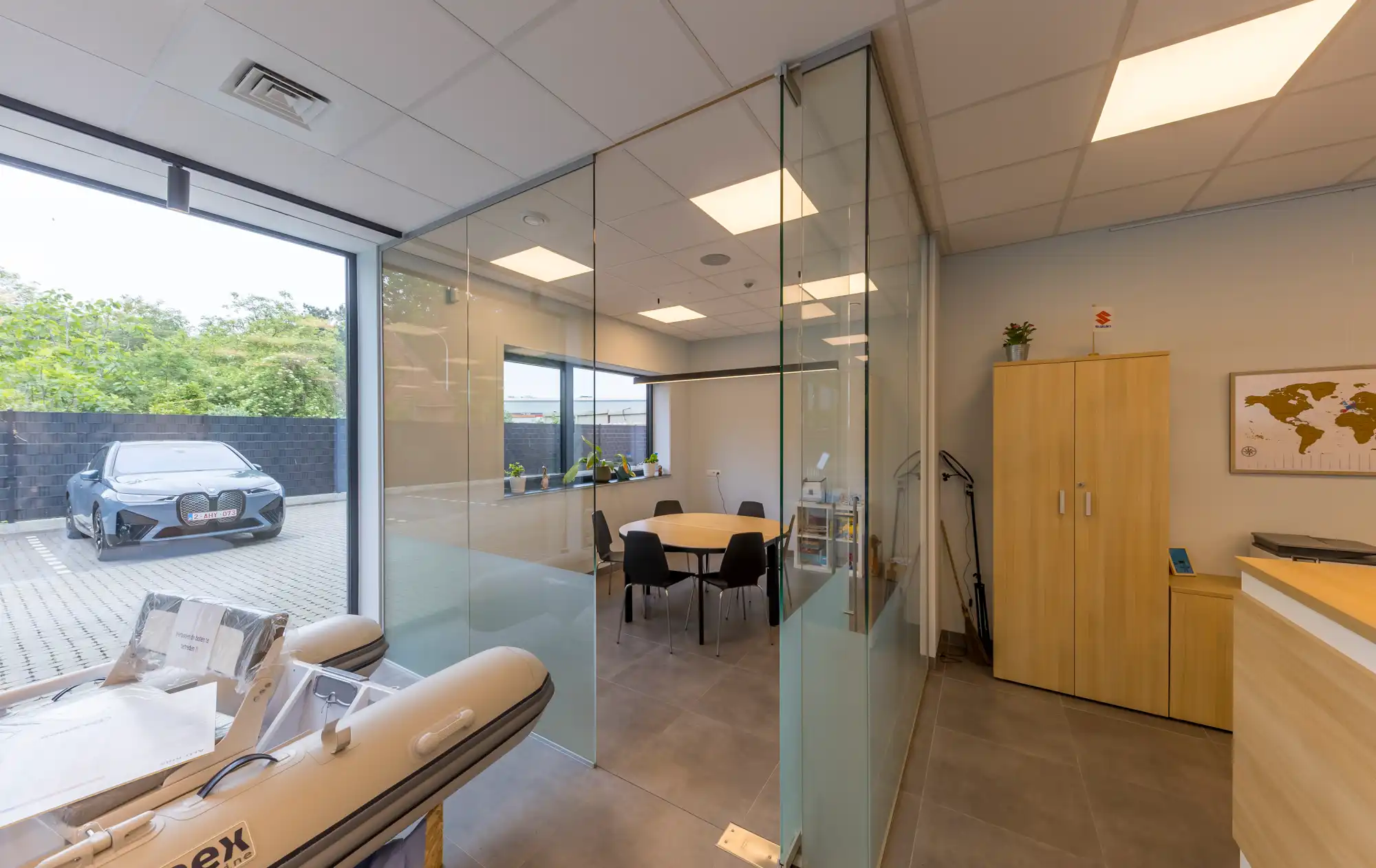 TE HUUR: Recent en hoogwaardig afgewerkt bedrijfs-/kantoorgebouw met showroom, magazijn en ruime parking foto 5