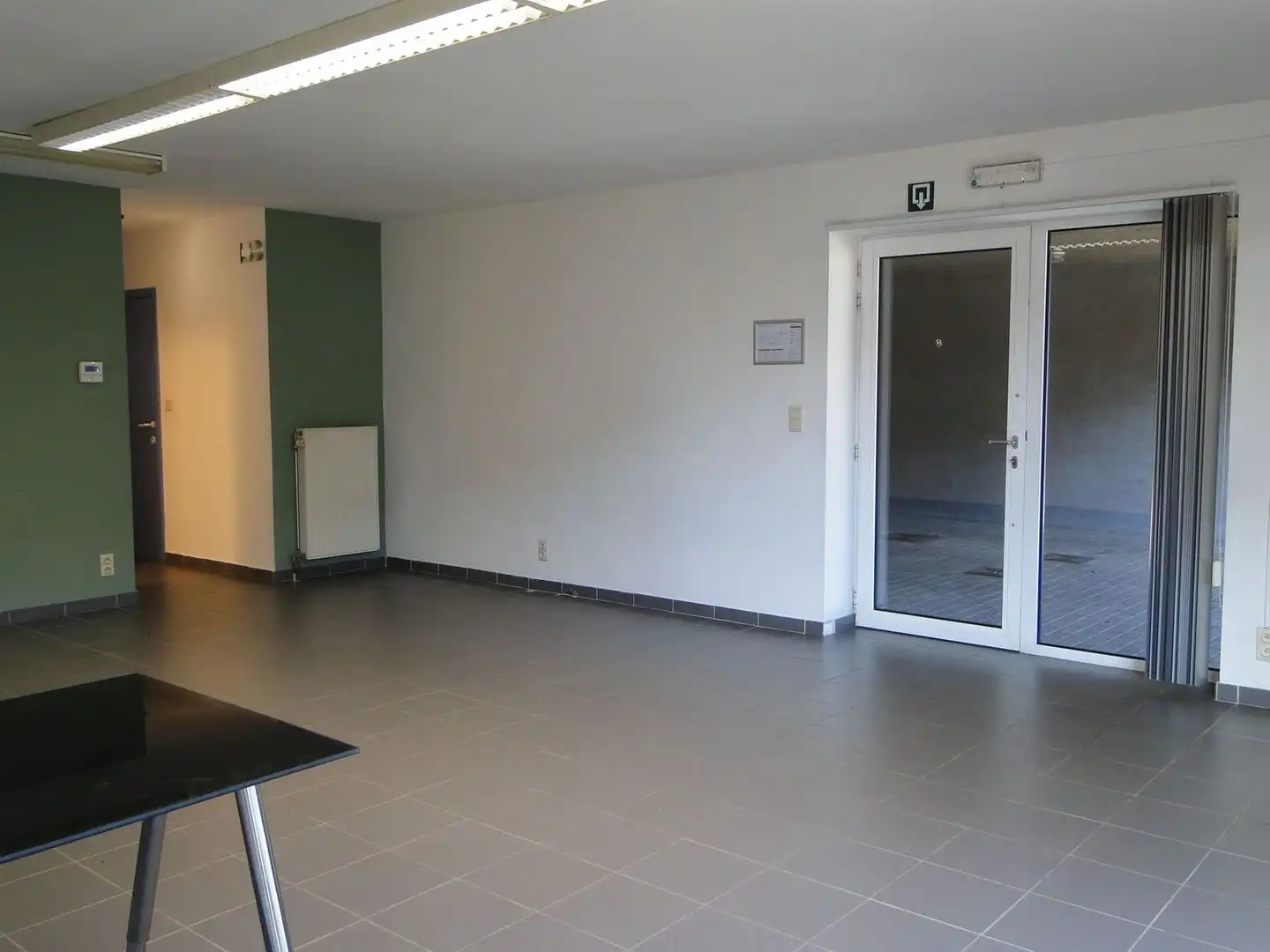 Handelsgelijkvloers met 3 autostaanplaatsen foto 2