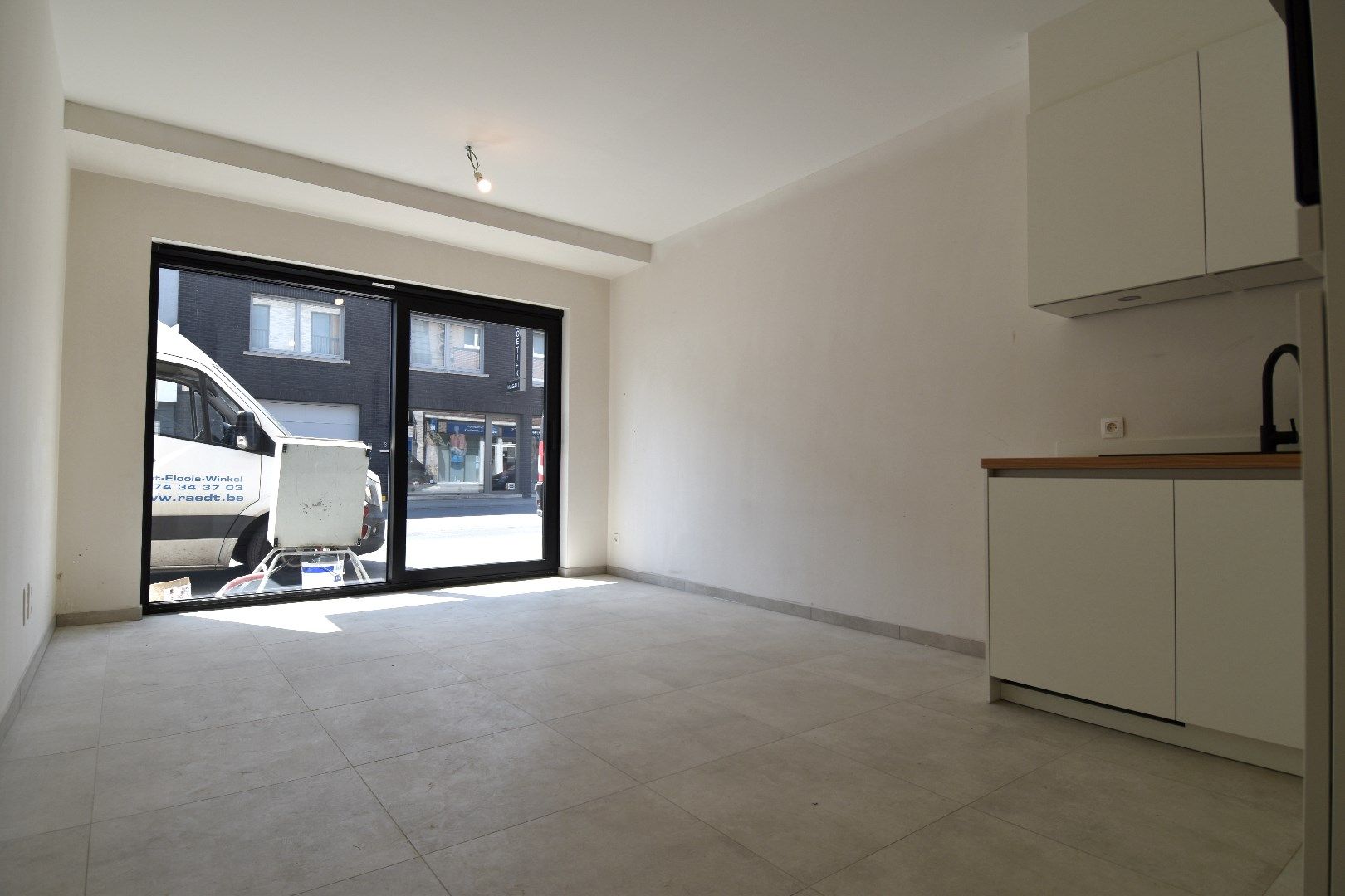 Gelijkvloers 1-slaapkamerappartement met terras te huur in centrum Gullegem foto 4