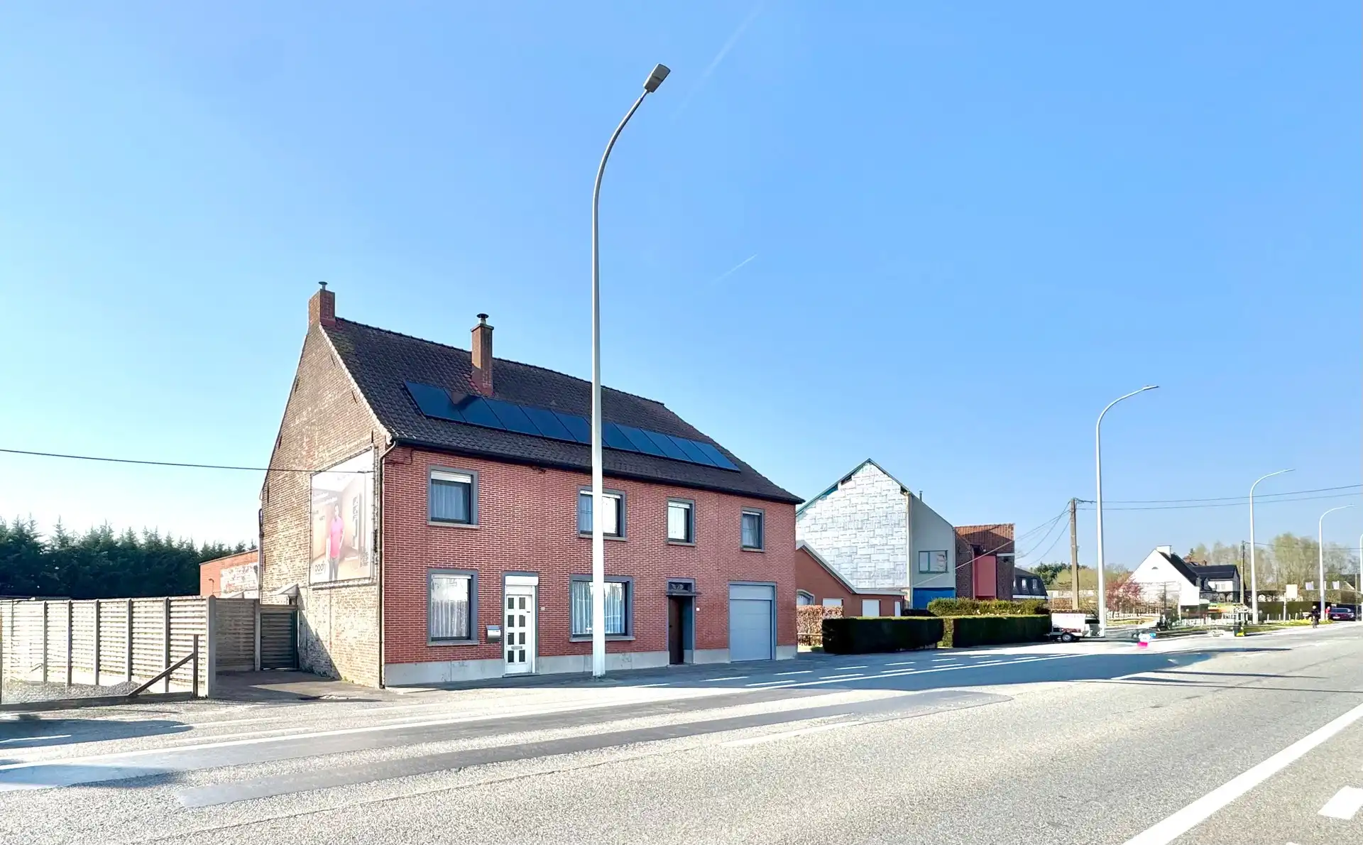 Hoofdfoto van de publicatie: TWEEWOONST | TUIN | GARAGE | 1.121 M²