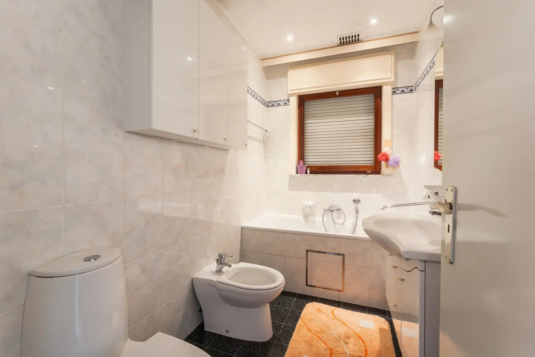 Ruime woning met loods foto 16