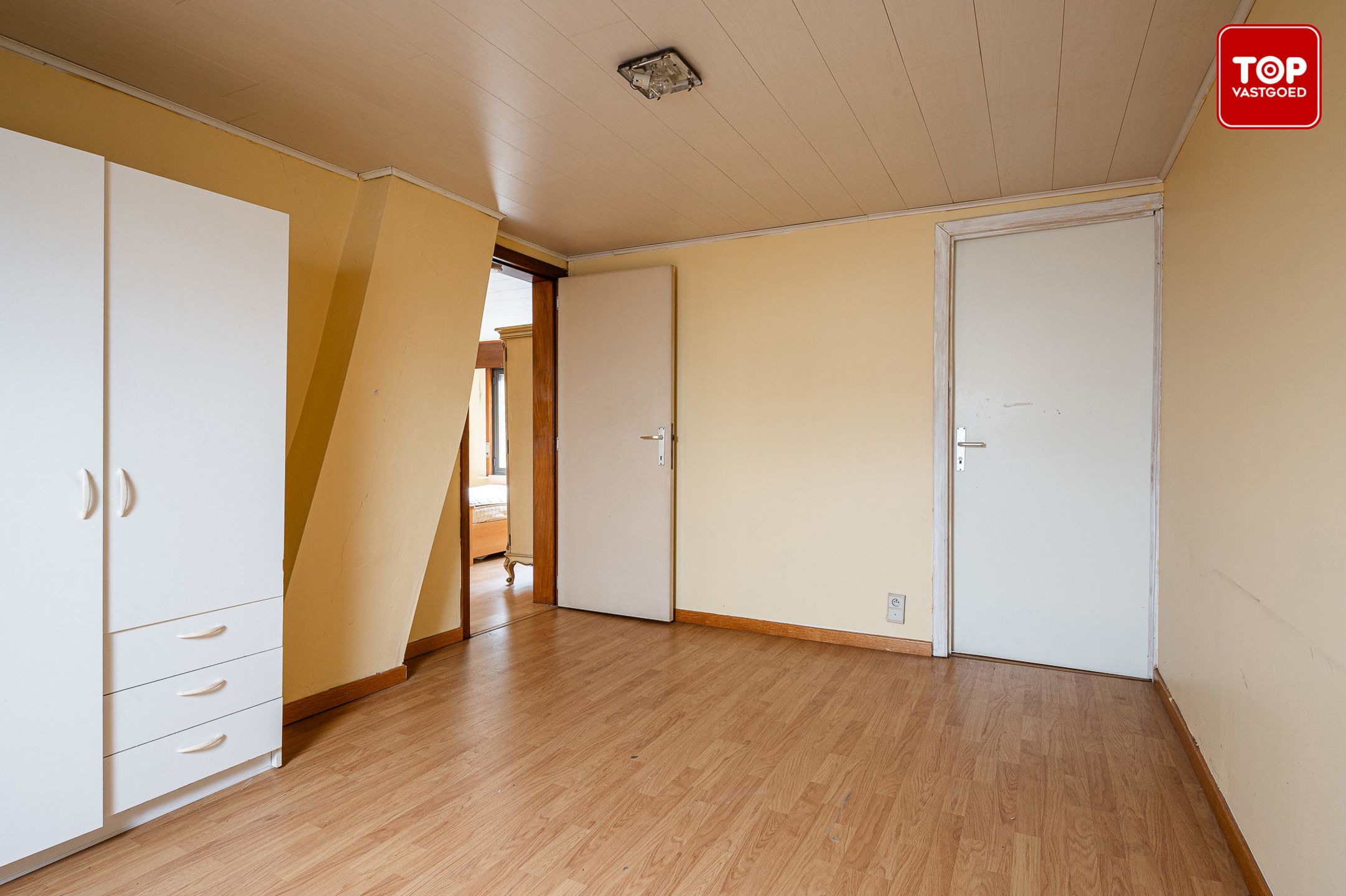 Te renoveren woning met veel potentieel foto 12